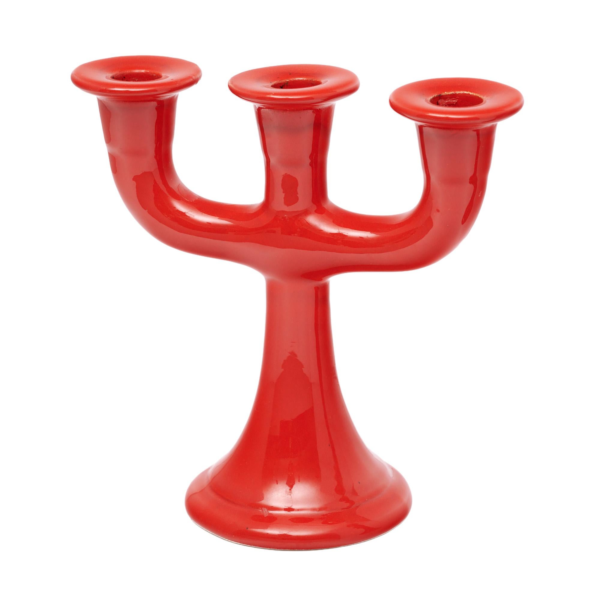 Coppia di bastoni per candele di Vallauris, Francia. Questa coppia realizzata a mano ha uno smalto rosso brillante e contiene tre candele ciascuna. Ci piace l'aspetto audace. Sono in ottime condizioni d'epoca, con solo una piccola usura superficiale