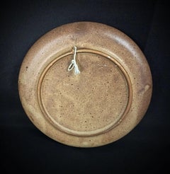 Assiette en céramique vintage de Vallauris avec bas-relief « tisserand » - 2Y296