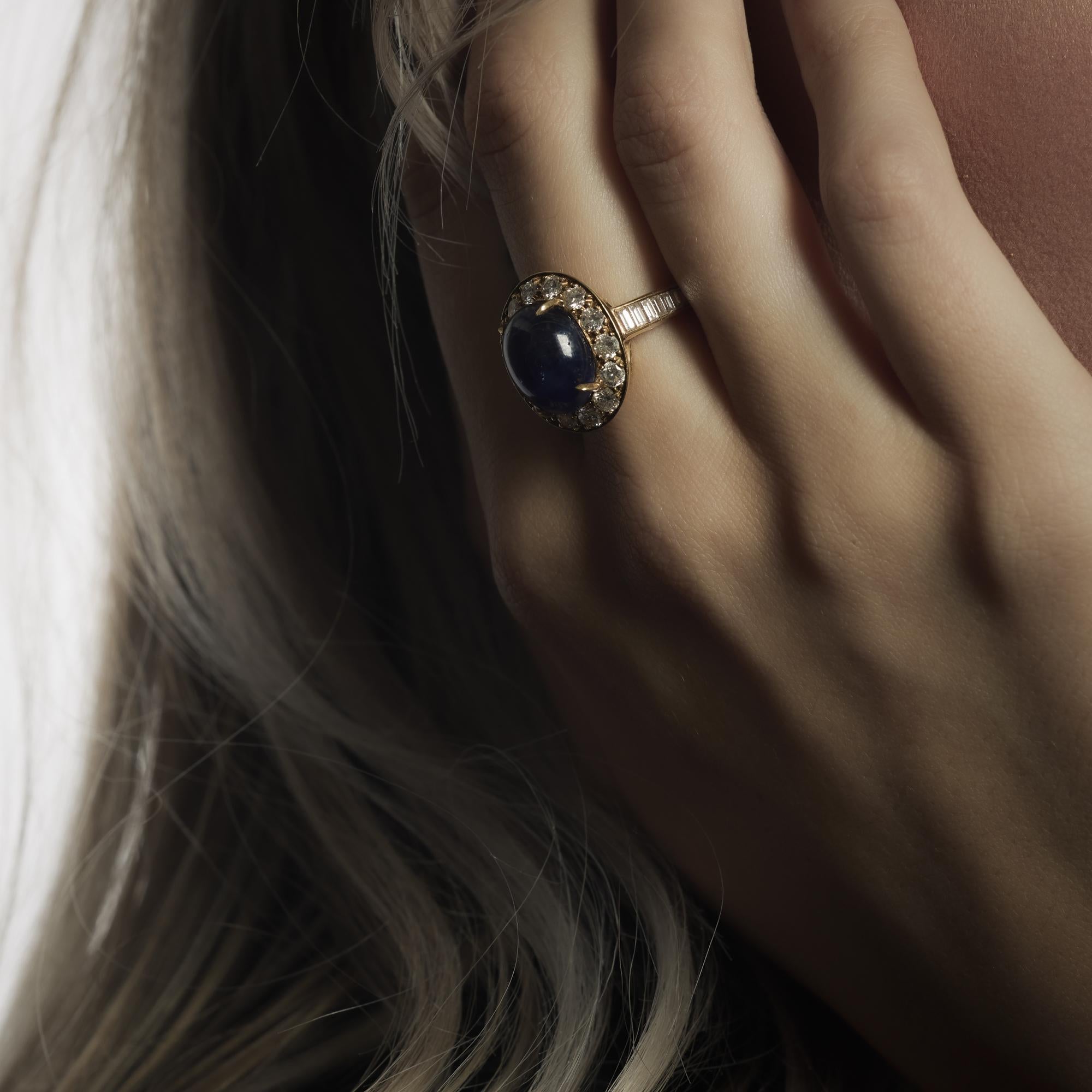 Taille cabochon Vintage Van Cleef 8.90 carat cabochon saphir diamant or jaune 18k en vente