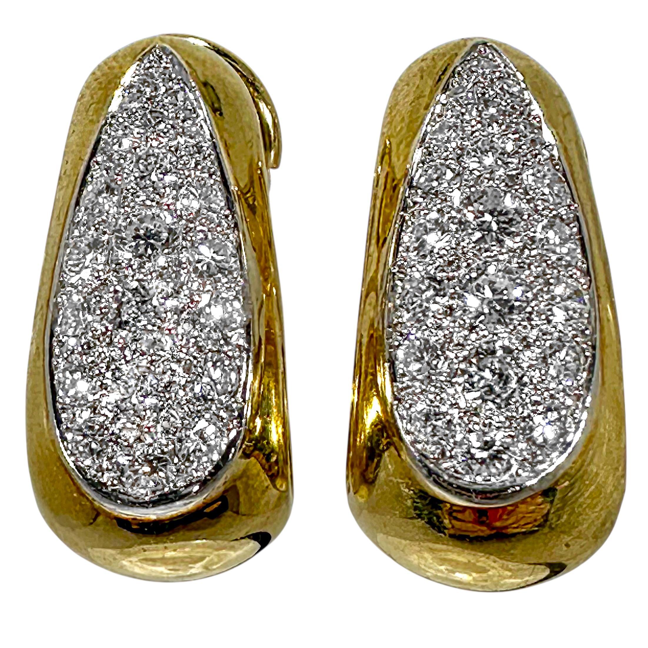 Ein elegantes und maßgeschneidertes Paar J-Hook-Ohrringe von Van Cleef und Arpels aus 18 Karat Gelbgold mit Diamanten auf der Vorderseite. In der Mitte jedes Ohrrings befindet sich ein Weißgoldteil, das mit 22 runden Diamanten im Brillantschliff
