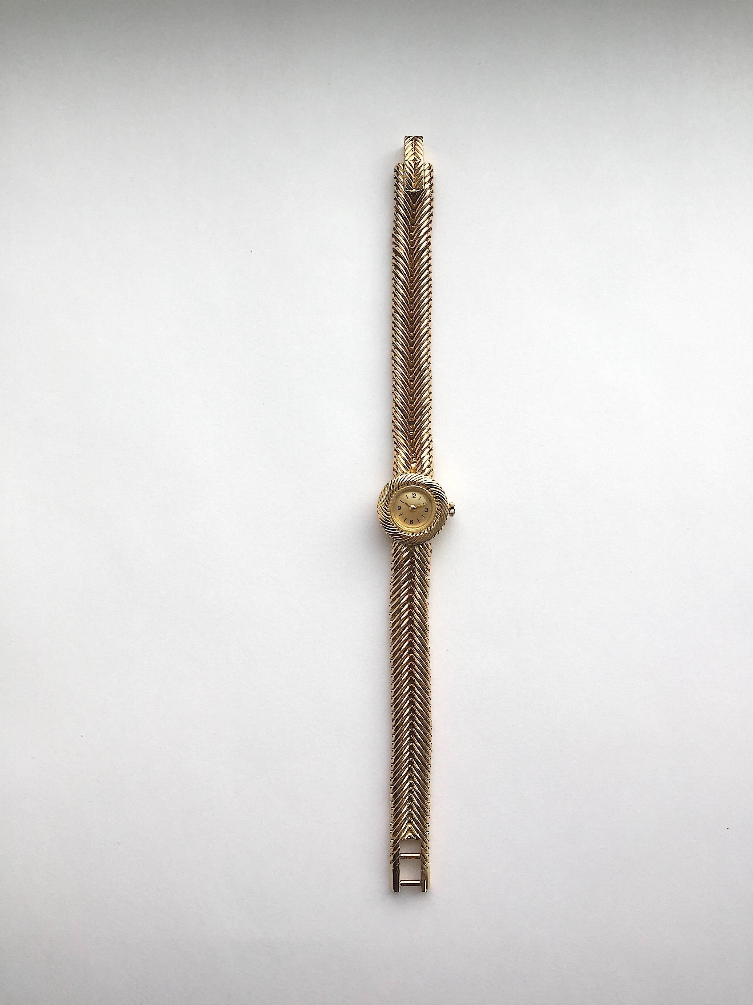 Women's Van Cleef & Arpels Ladies Yellow Gold Vintage Manual Wind Wristwatch For Sale