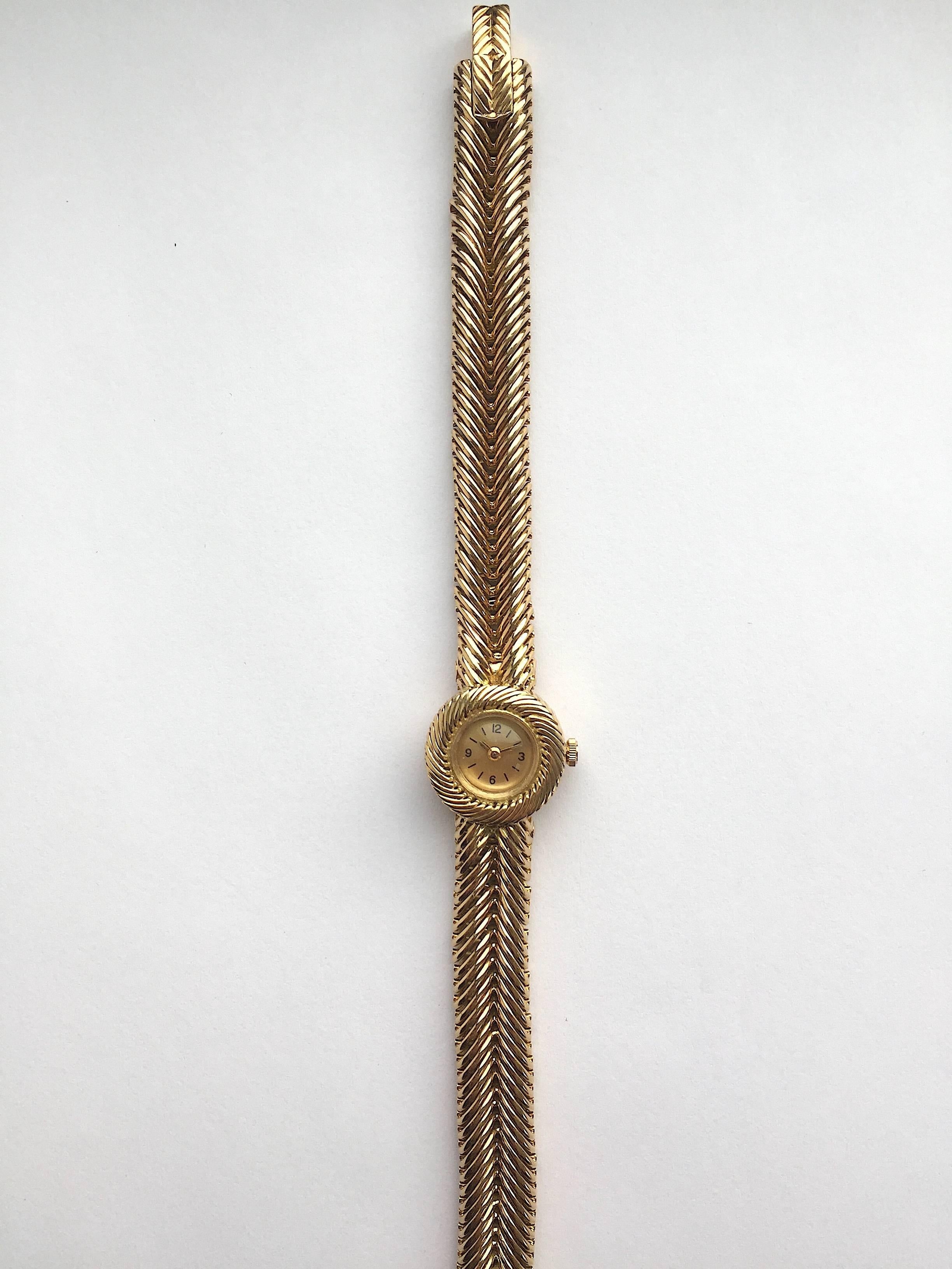 Van Cleef & Arpels Ladies Yellow Gold Vintage Manual Wind Wristwatch For Sale 2