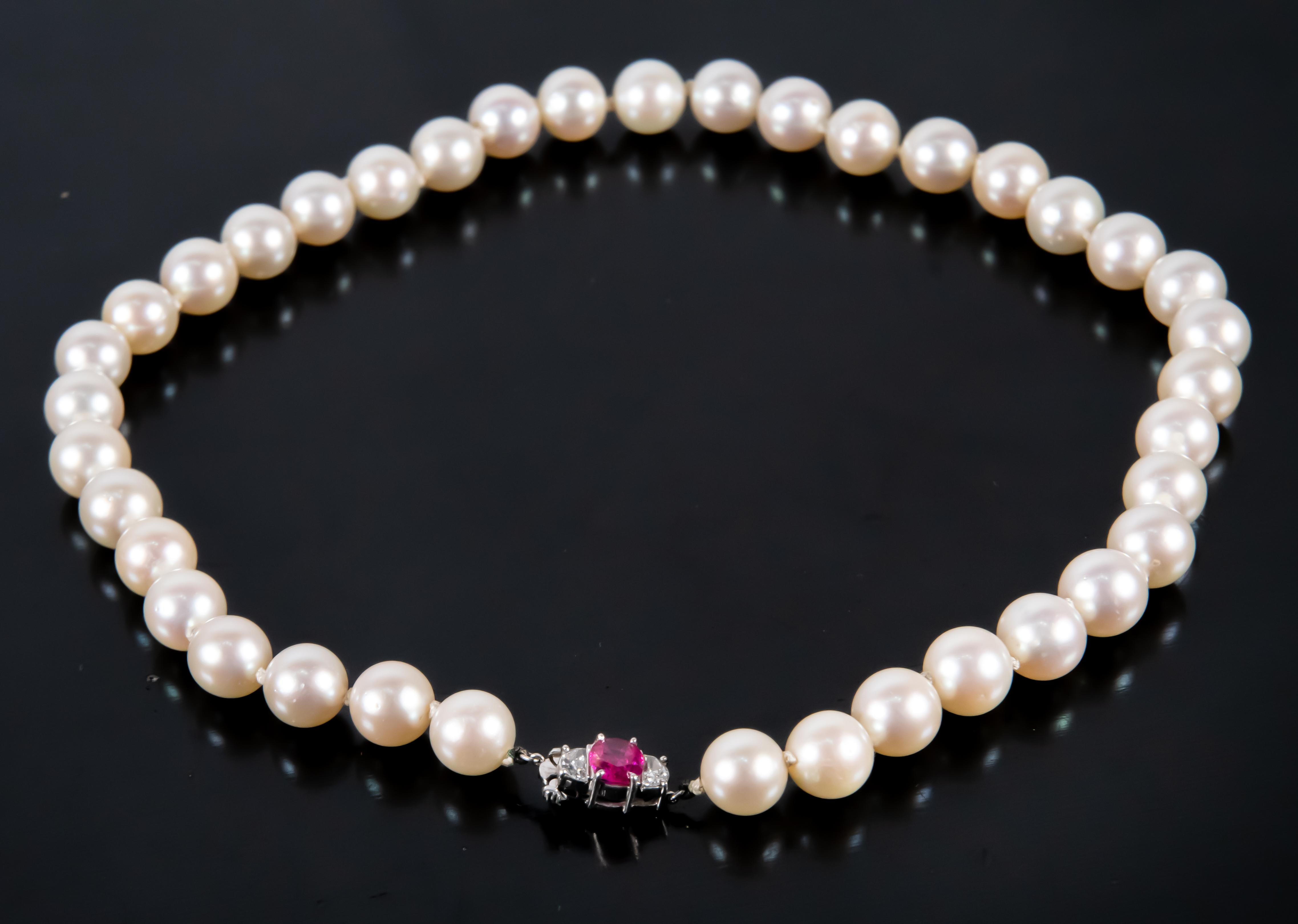 Van Cleef und Arpels Perlenkette aus Platin/Gold mit Rubin- und Diamantverschluss (Kunsthandwerker*in) im Angebot