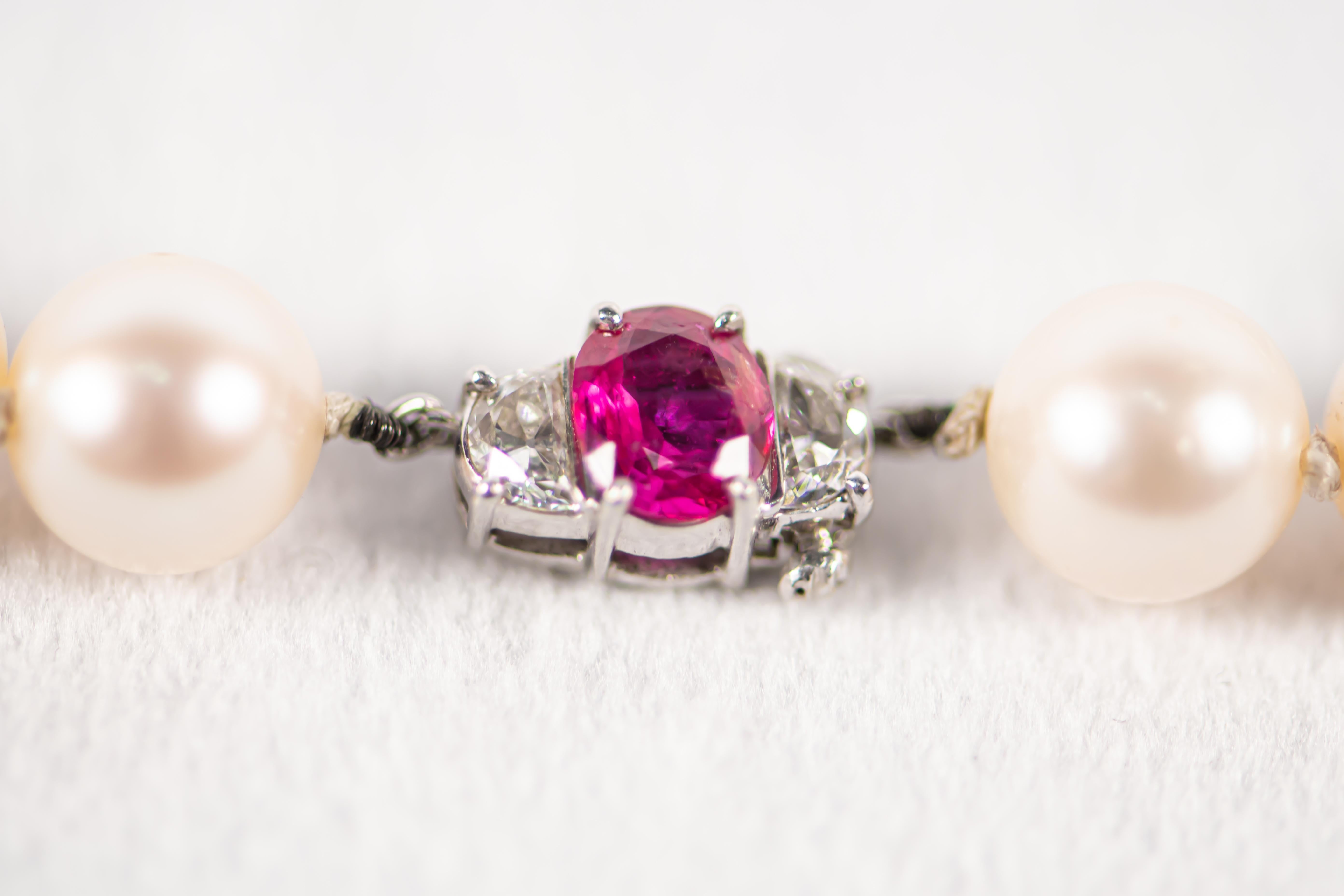 Van Cleef und Arpels Perlenkette aus Platin/Gold mit Rubin- und Diamantverschluss (Ovalschliff) im Angebot
