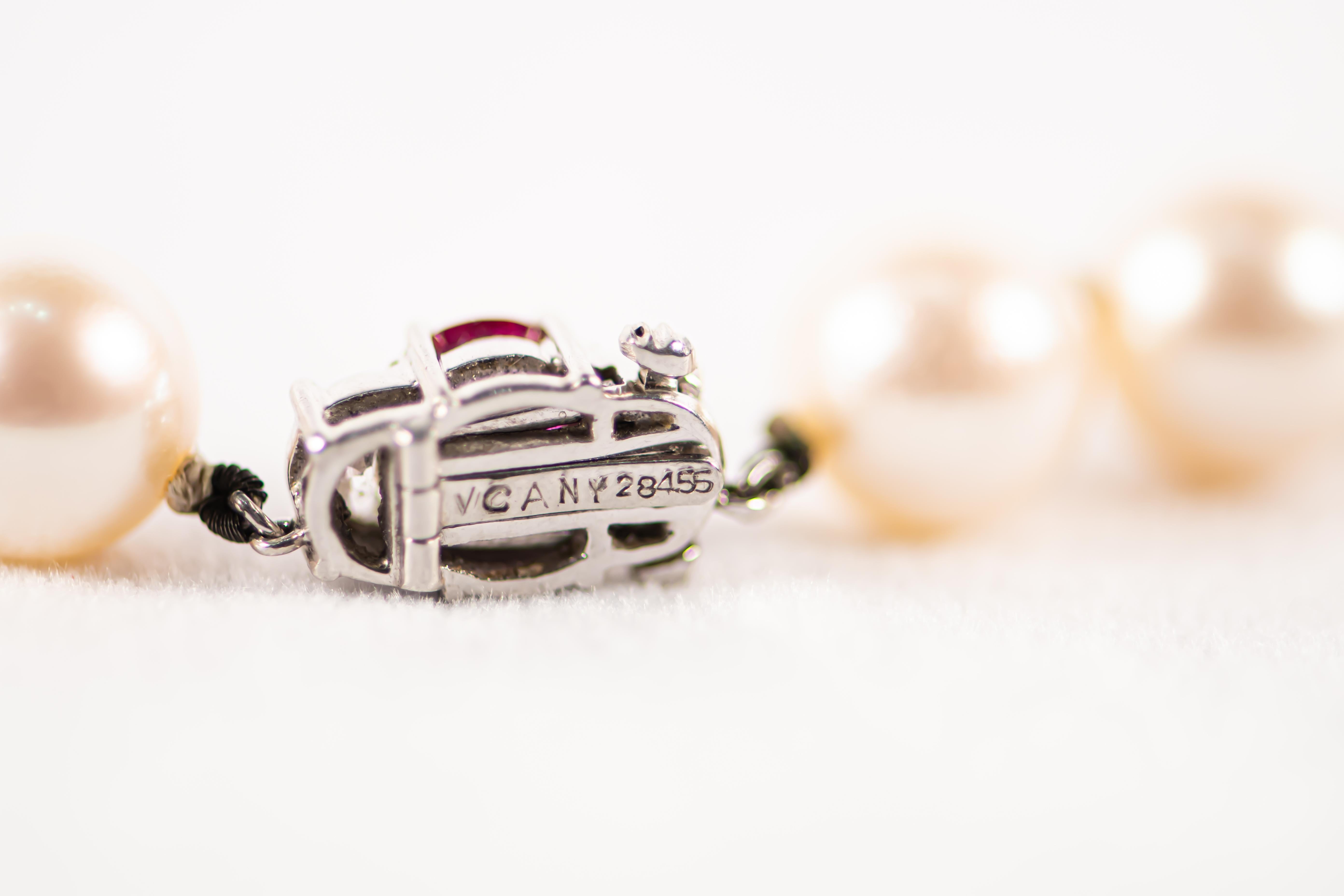 Van Cleef und Arpels Perlenkette aus Platin/Gold mit Rubin- und Diamantverschluss im Zustand „Hervorragend“ im Angebot in Palm Beach, FL