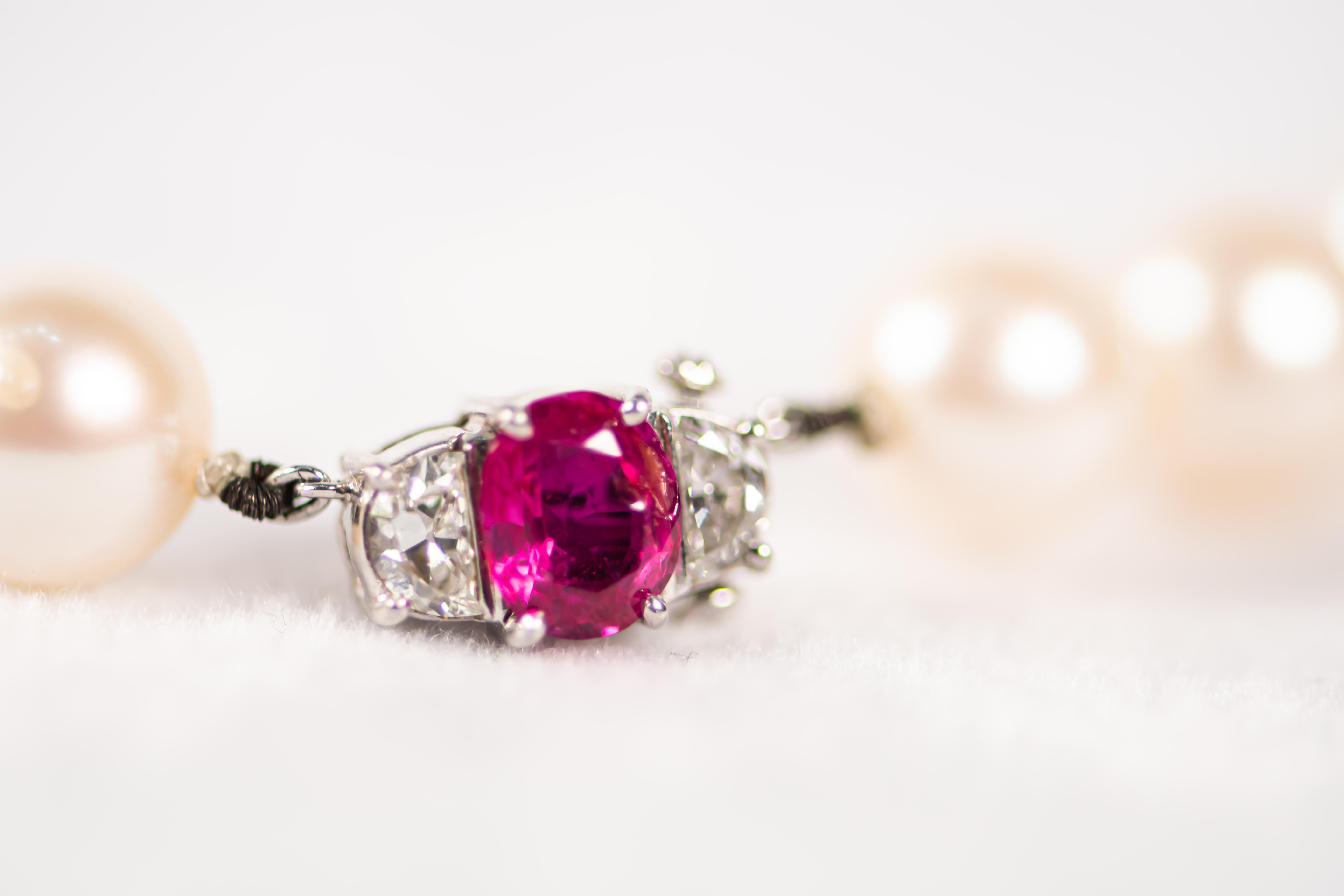 Van Cleef und Arpels Perlenkette aus Platin/Gold mit Rubin- und Diamantverschluss Damen im Angebot