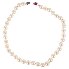 Van Cleef und Arpels Perlenkette aus Platin/Gold mit Rubin- und Diamantverschluss