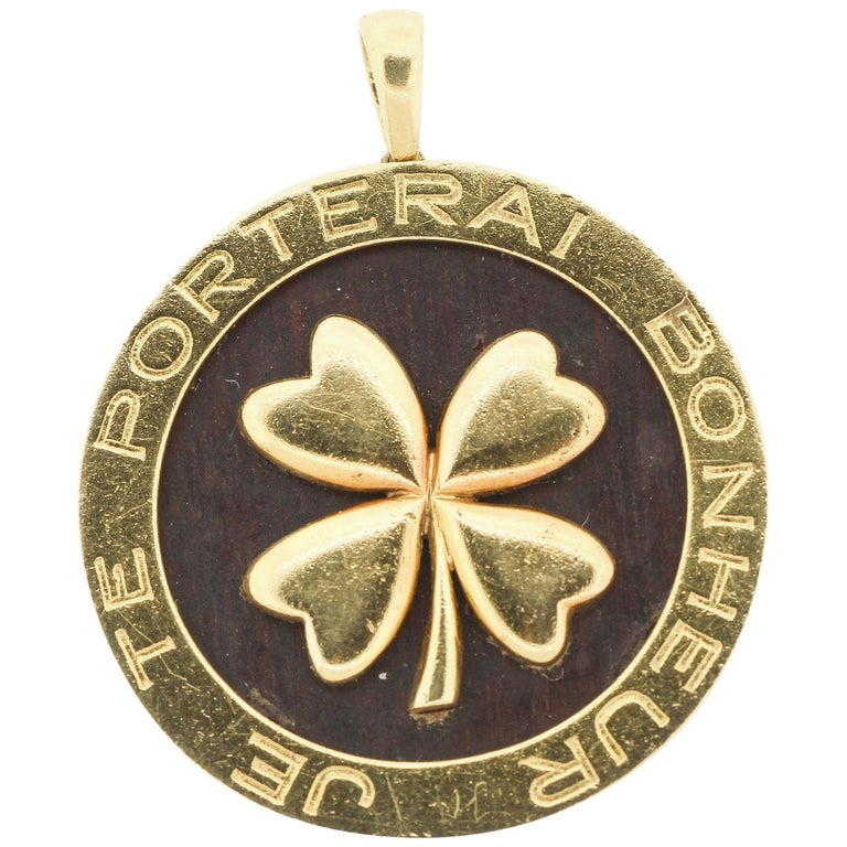 Vintage Van Cleef & Arpels 18 Karat Gold “Je Te Porterai Bonheur” Wood Pendant For Sale
