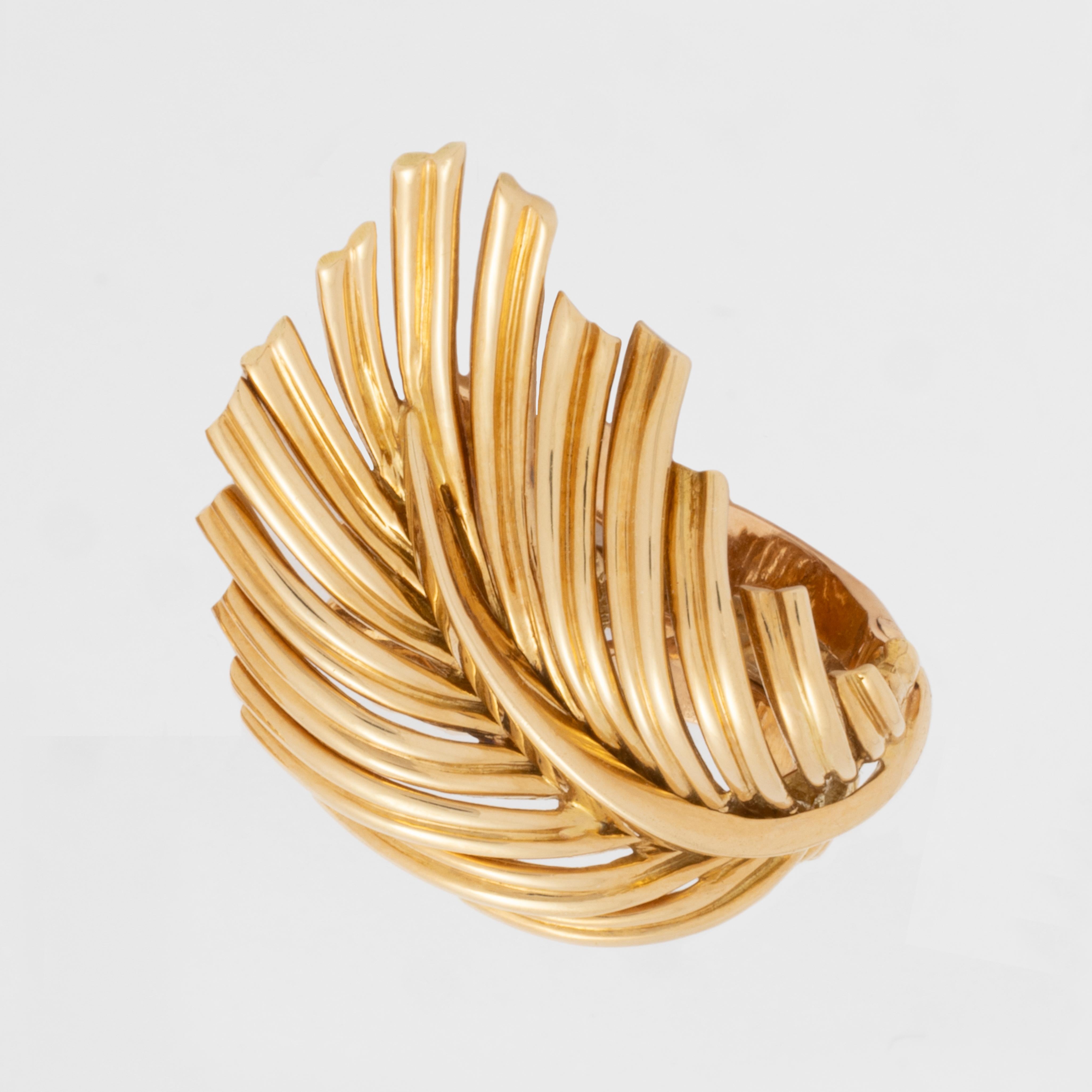 Vintage Van Cleef & Arpels 18 Karat Gelbgold Blätter Ohrringe im Zustand „Gut“ im Angebot in New York, NY