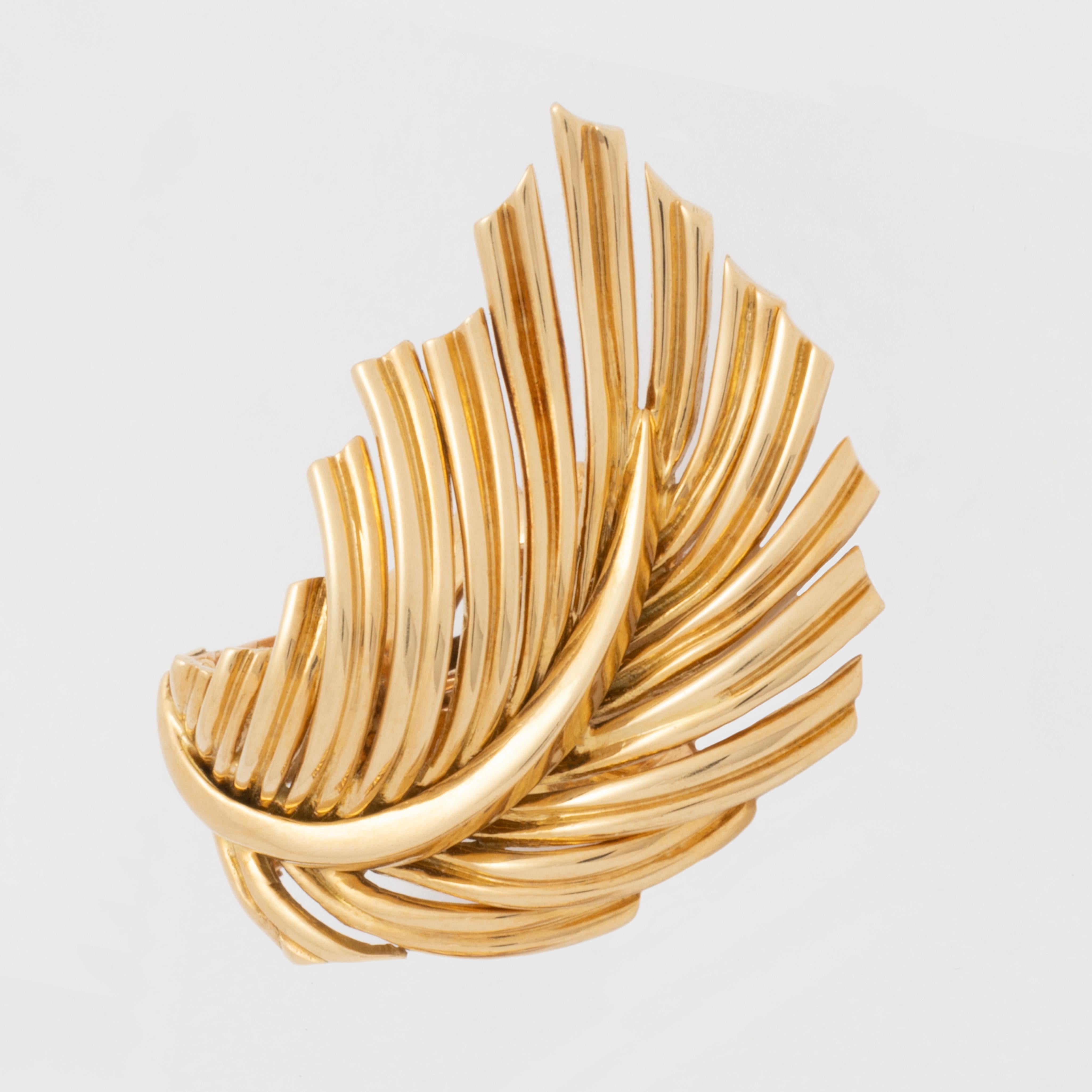 Vintage Van Cleef & Arpels 18 Karat Gelbgold Blätter Ohrringe für Damen oder Herren im Angebot