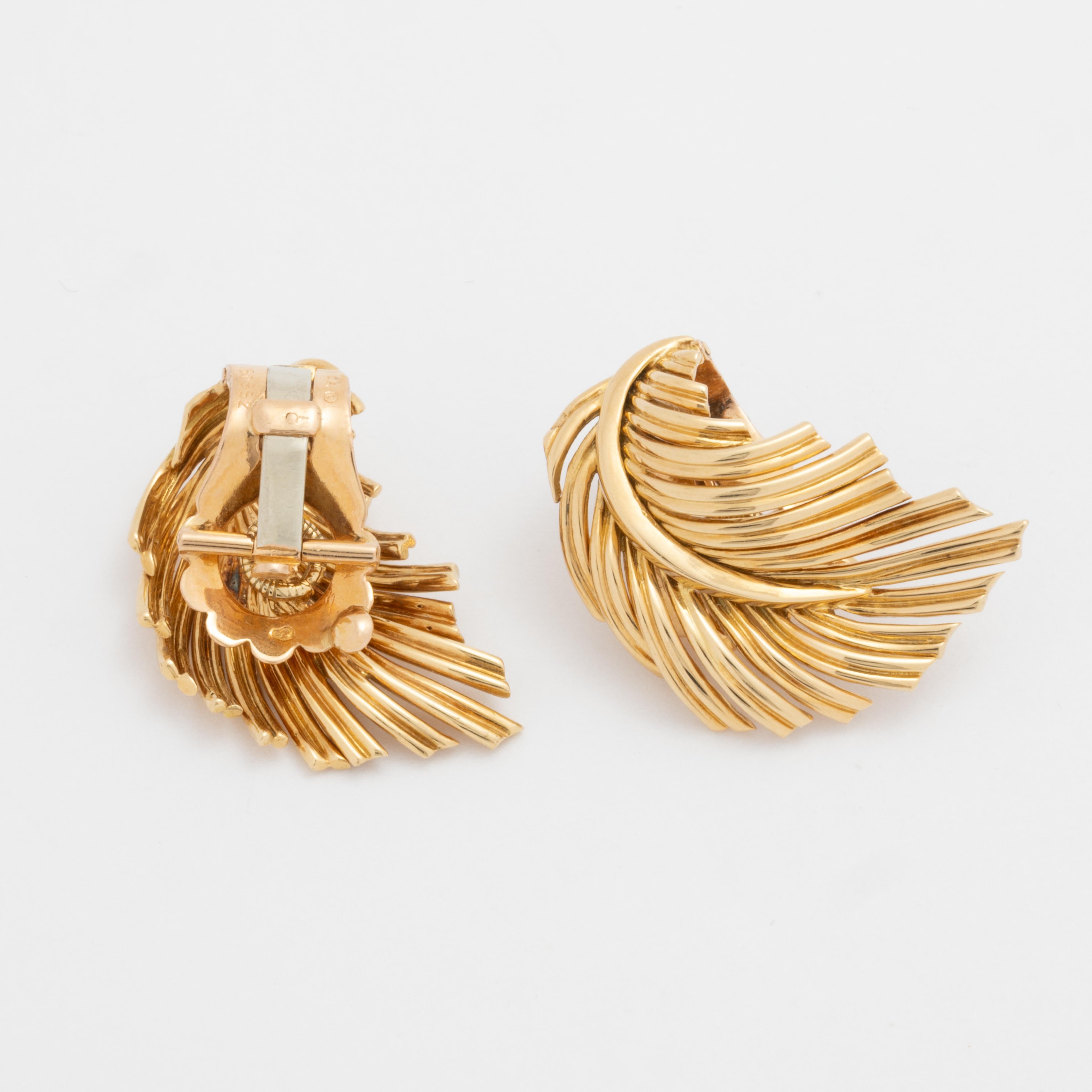 Vintage Van Cleef & Arpels 18 Karat Gelbgold Blätter Ohrringe im Angebot 1