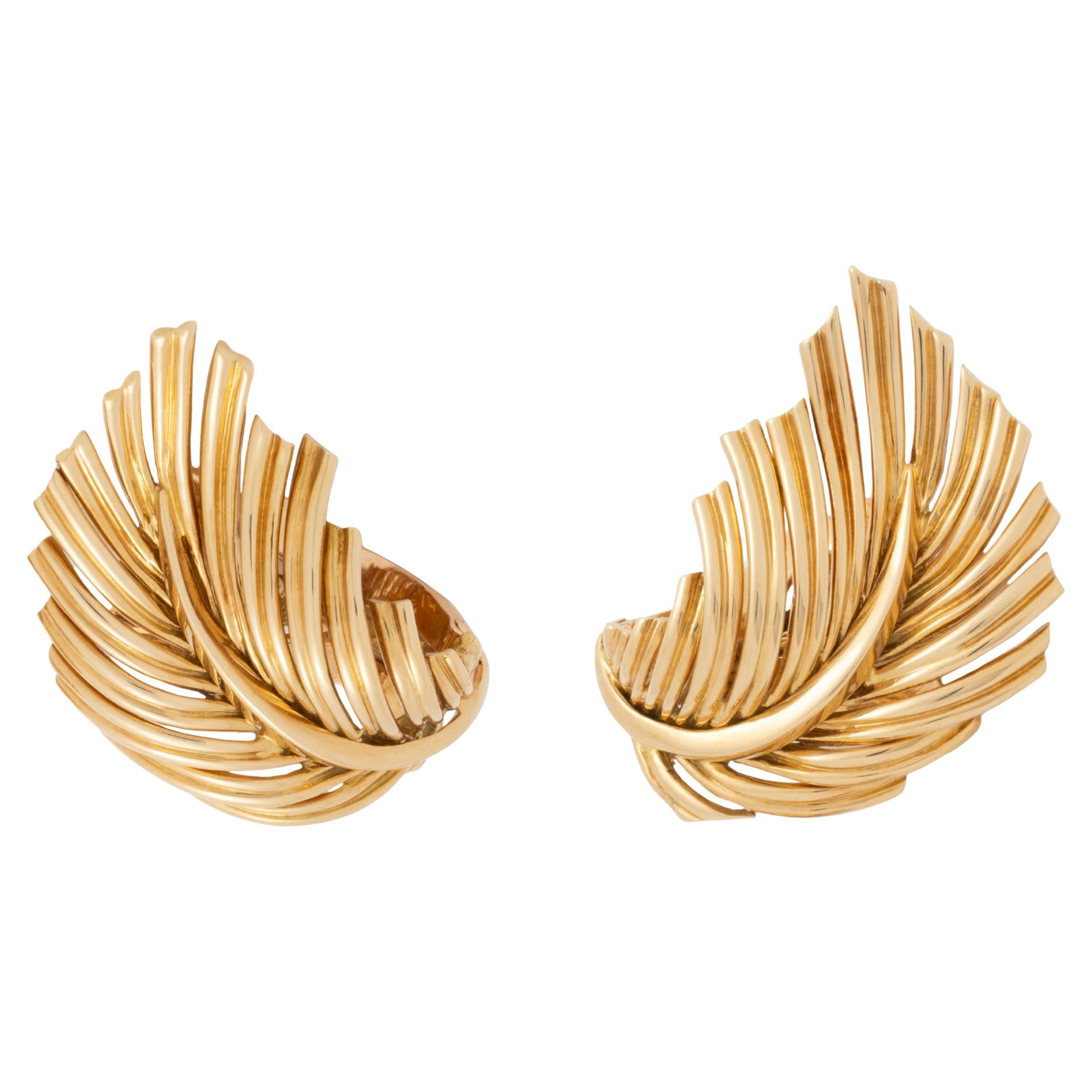 Orecchini vintage Van Cleef 
Arpels in oro giallo 18 carati a forma di foglie