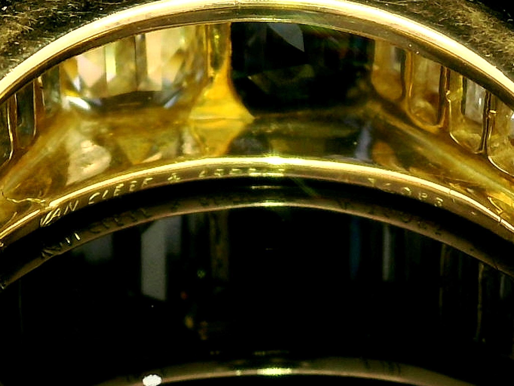 --Stein(e):--
(6) Natürliche echte Saphire - 1 Smaragd-Schliff & 5 Baguette - Lünette und Kanal gesetzt - Königsblau Farbe - 1,90ctw (gestempelt)
(6) Natürliche echte Diamanten - 1 Smaragd-Schliff & 5 Baguette- Lünette und Kanal gesetzt - 1,50ctw