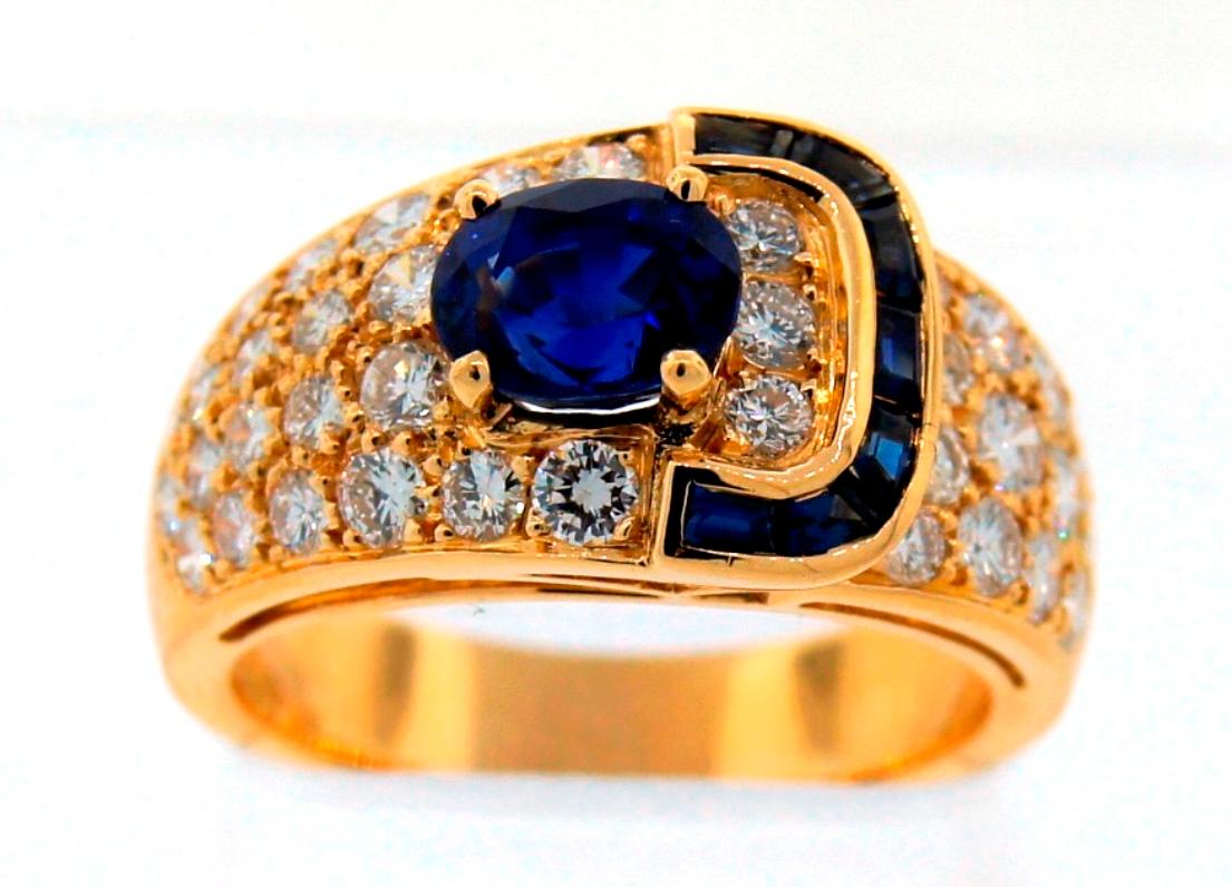 Women's or Men's Vintage Van Cleef & Arpels 18k Gold Buckle Ring For Sale