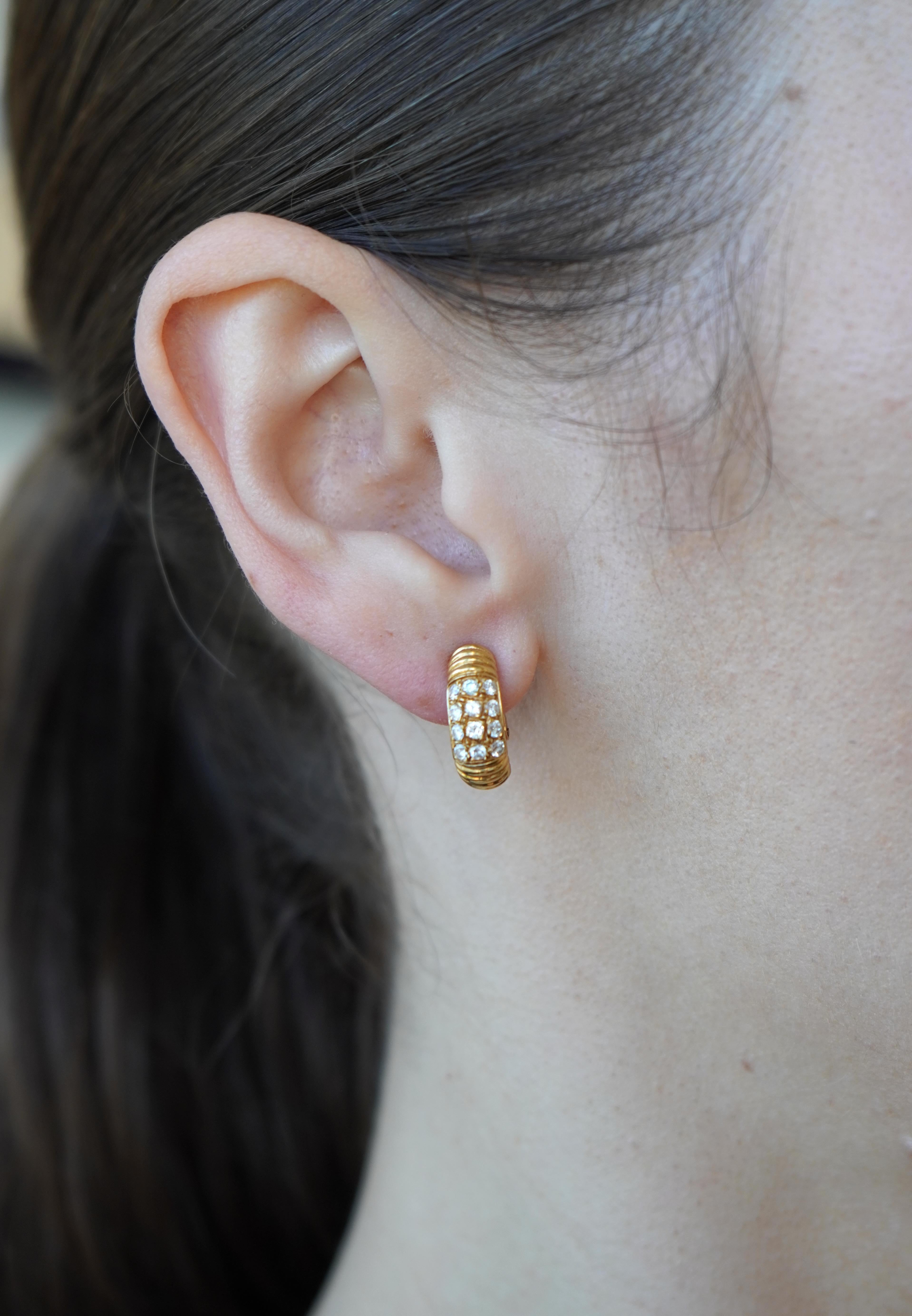 Dieses Paar Vintage-Ohrringe von Van Cleef & Arpels ist aus 18 Karat Gelbgold gefertigt und mit runden Diamanten im Brillantschliff in einer Pavé-Anordnung besetzt. Die Ohrringe sind oben und unten mit einem Rillenmuster versehen, das ein Raster aus