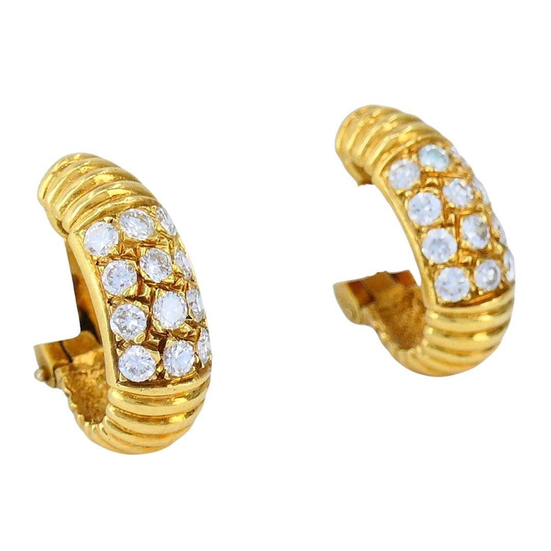 Vintage Van Cleef & Arpels 18k Gold Diamant Huggie Ohrringe im Zustand „Gut“ im Angebot in Beverly Hills, CA