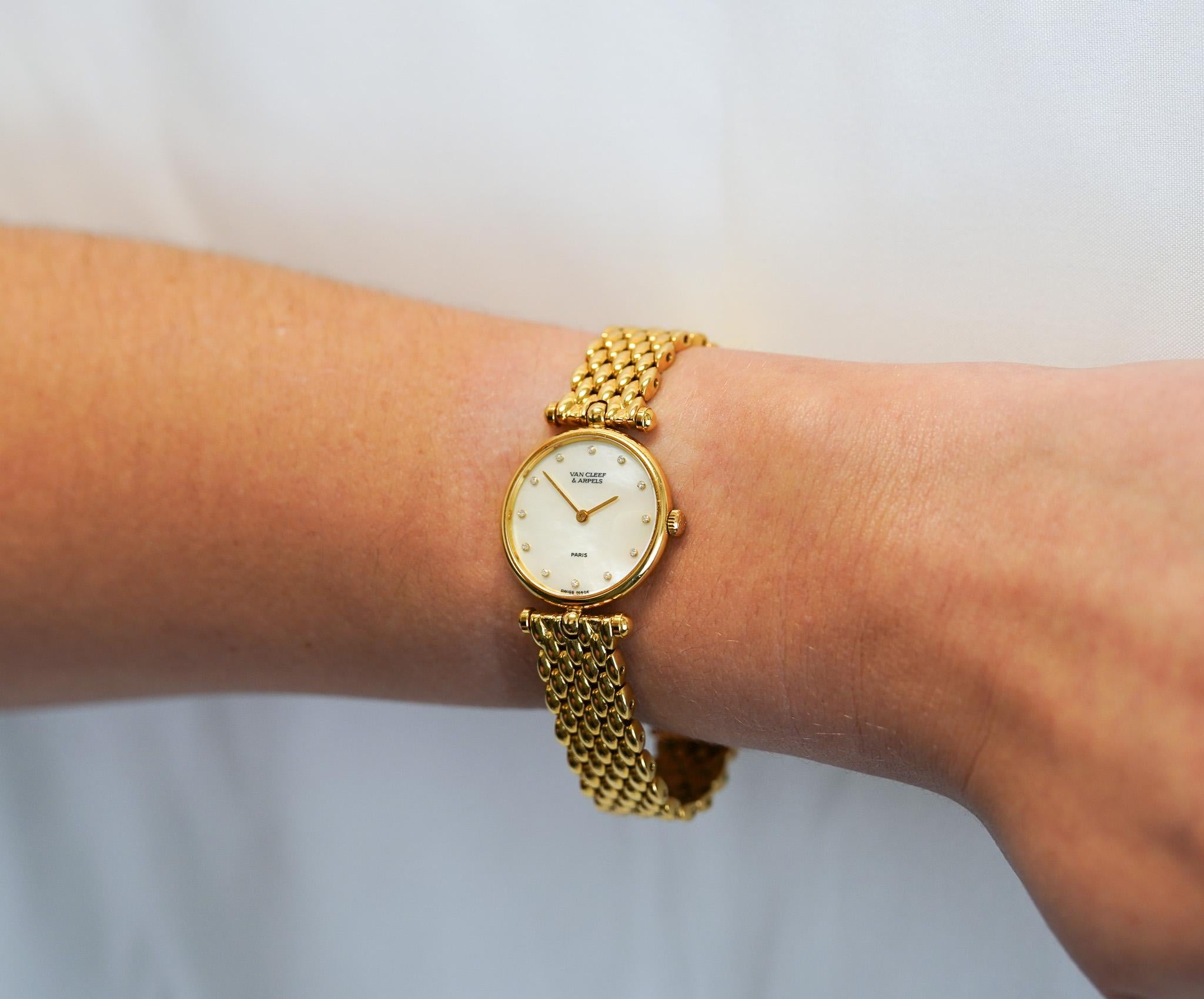 Van Cleef & Arpels Montre-bracelet vintage pour femme en or 18 carats, nacre et diamants en vente 3
