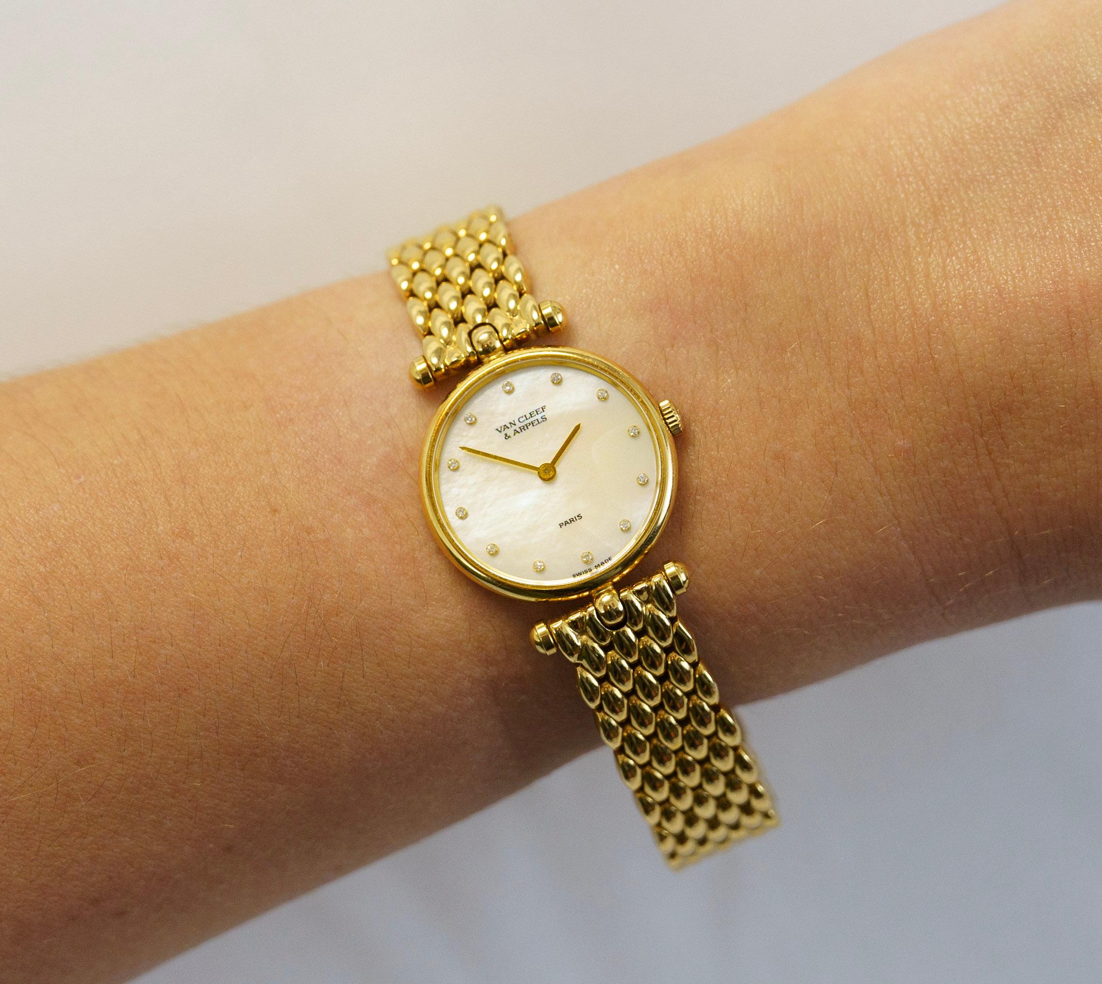 Van Cleef & Arpels Montre-bracelet vintage pour femme en or 18 carats, nacre et diamants en vente 1