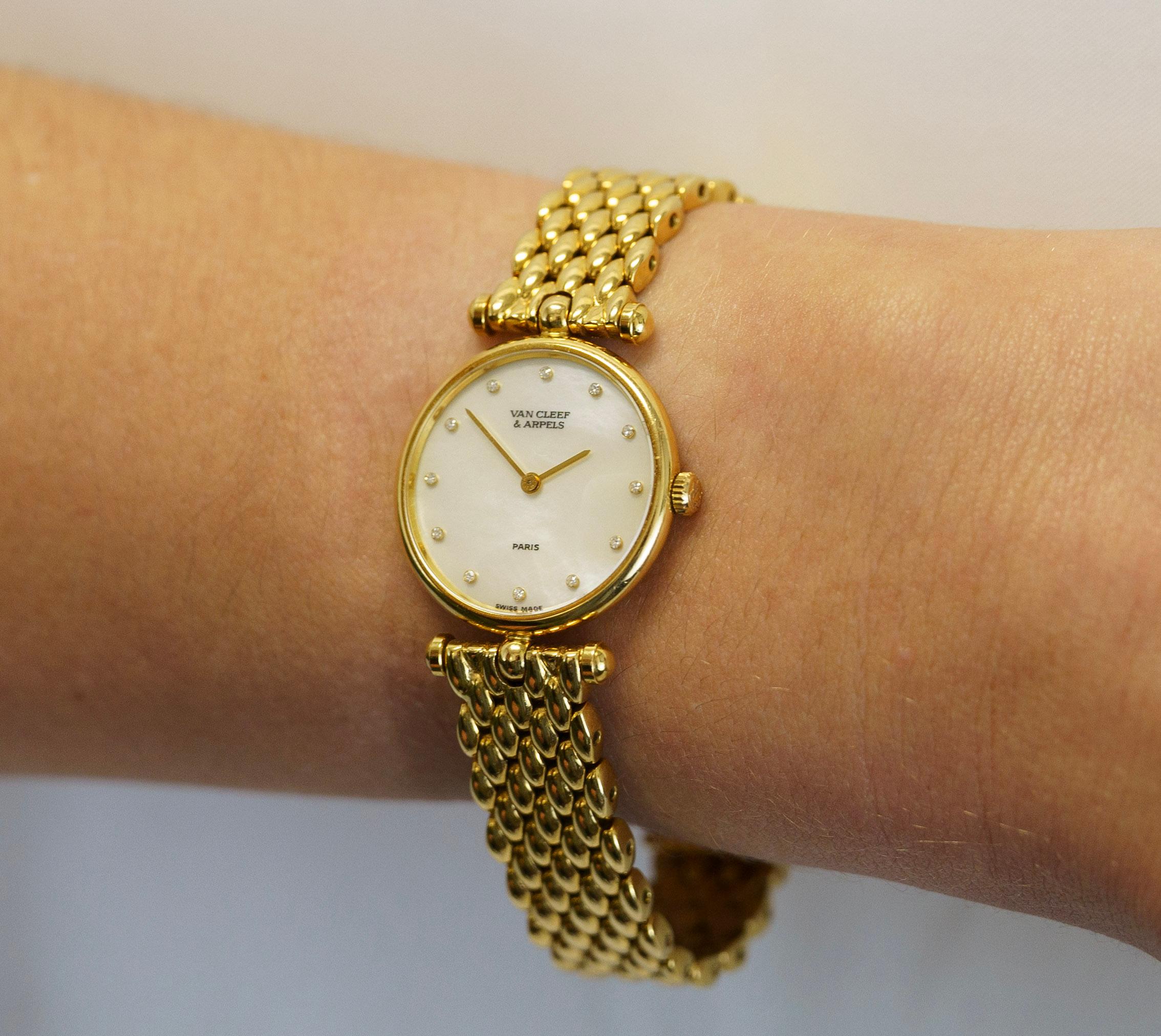 Van Cleef & Arpels Montre-bracelet vintage pour femme en or 18 carats, nacre et diamants en vente 2