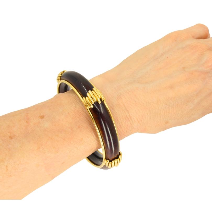 Vintage Van Cleef & Arpels 18k Gold Wood Bangle Bracelet Estate Jewelry In Good Condition For Sale In Beverly Hills, CA