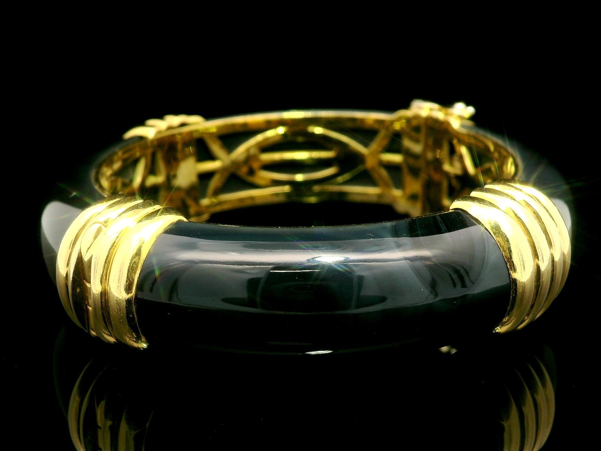 --Pierre(s) :...
(4) Pierres noires véritables naturelles - Taille personnalisée - Couleur noire avec de légères stries blanches.

MATERIAL : Or jaune 18K massif
Poids : 105,64 grammes
Type : Bracelet à station
Longueur : S'adapte confortablement à