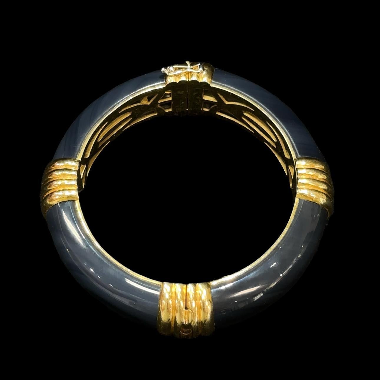 Van Cleef & Arpels Bracelet jonc à charnières vintage en or jaune 18 carats et pierres noires Excellent état - En vente à Montclair, NJ