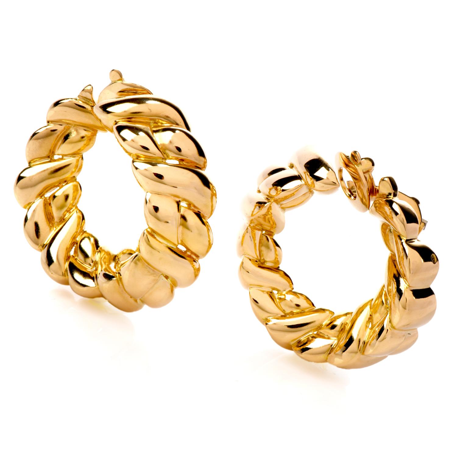 Mit diesen Ohrringen fühlen Sie sich garantiert wie Sofia Loren im Urlaub an der Amalfiküste. 

Diese Van Cleef & Arpels Ohrringe aus 18-karätigem Gelbgold haben ein Gewicht von 30,6 Gramm und eine Größe von 30 x 30 Millimetern. 

Diese