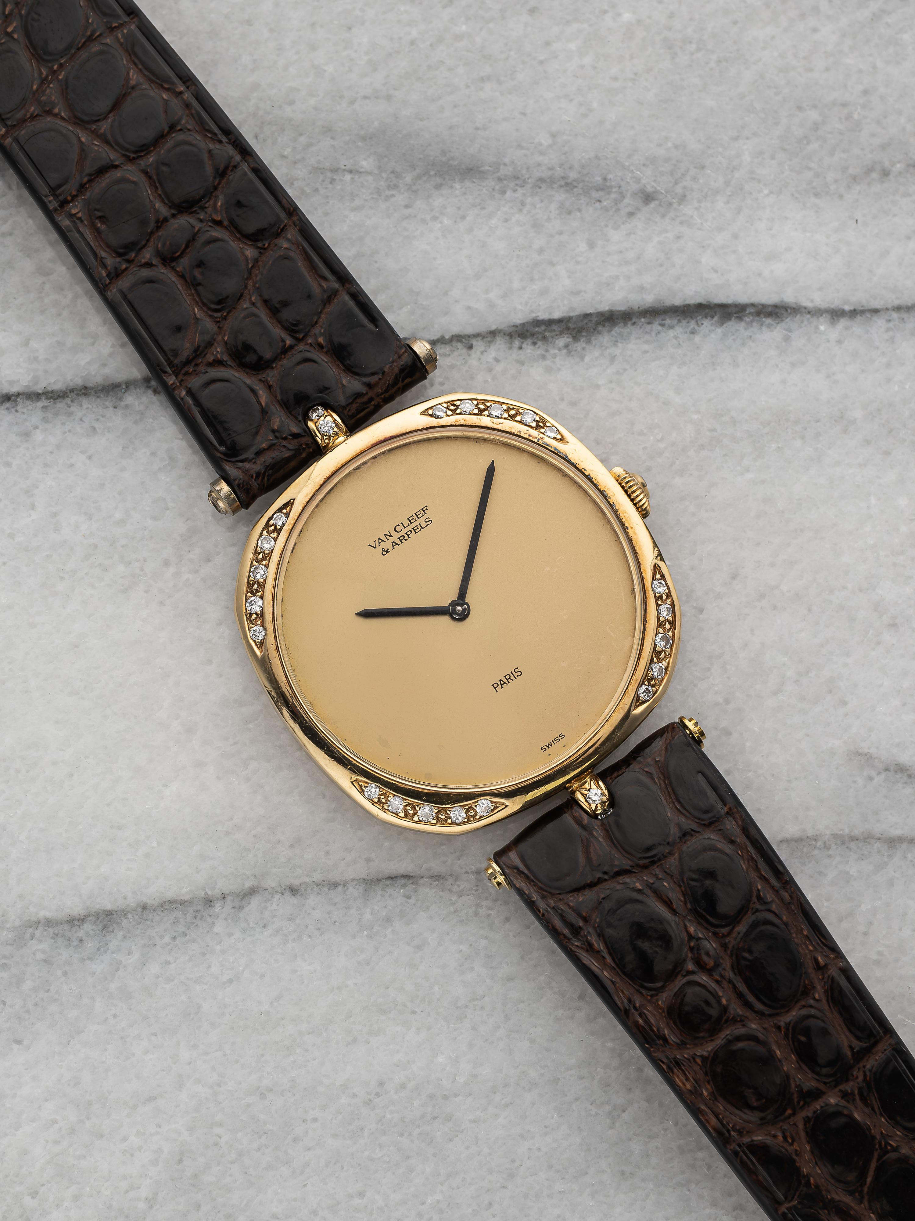 Voici une Van Cleef & Arpels vintage en or jaune 18 carats à remontage manuel et lunette en diamants avec un cadran champagne mat des années 1980.  L'heure est très précise et l'appareil est entièrement fonctionnel. Les mesures comprennent un