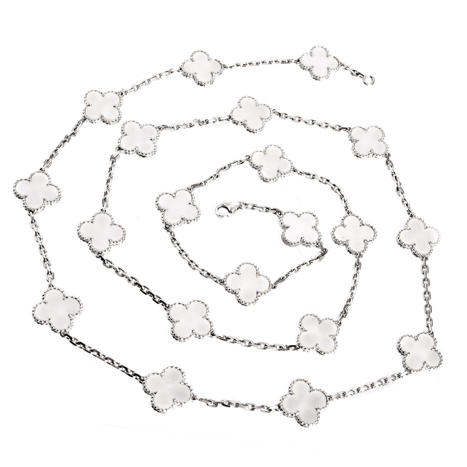 Pièce emblématique de la collection Vintage Alhambra, cet élégant collier de Van Cleef & Arpels célèbre le design intemporel et l'héritage artisanal de la Maison.

Collectional : Vintage Alhambra
Motifs : 20
Matière : Or blanc massif
