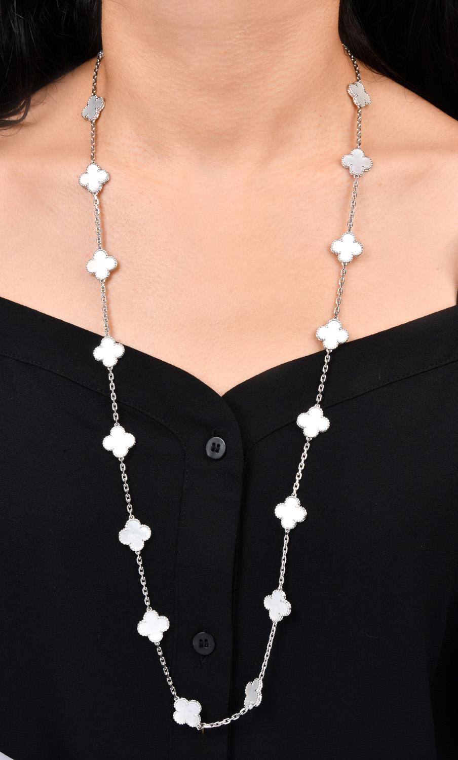 Vintage Van Cleef & Arpels  Alhambra 20 Collier Motif - Or blanc Nacre en vente 1