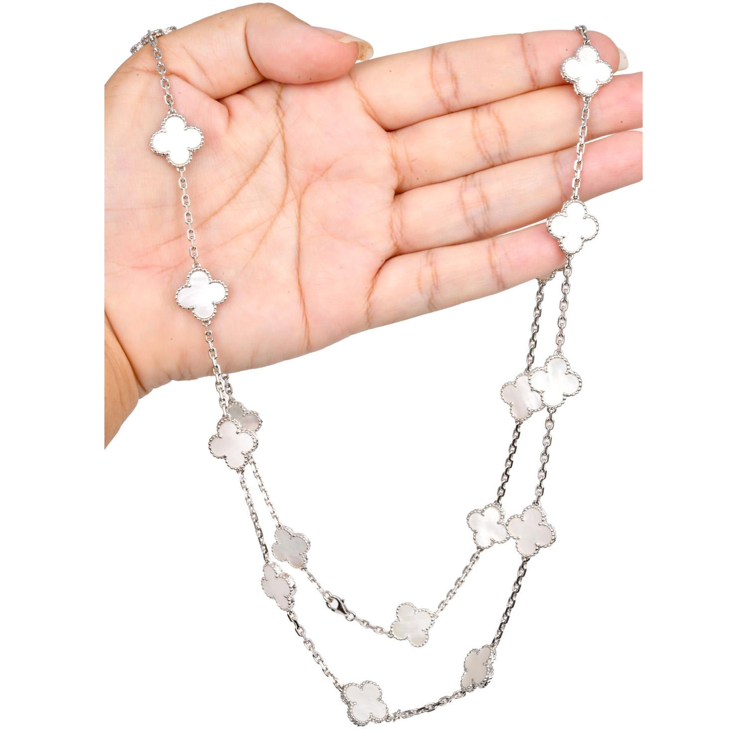 Vintage Van Cleef & Arpels  Alhambra 20 Collier Motif - Or blanc Nacre en vente 5