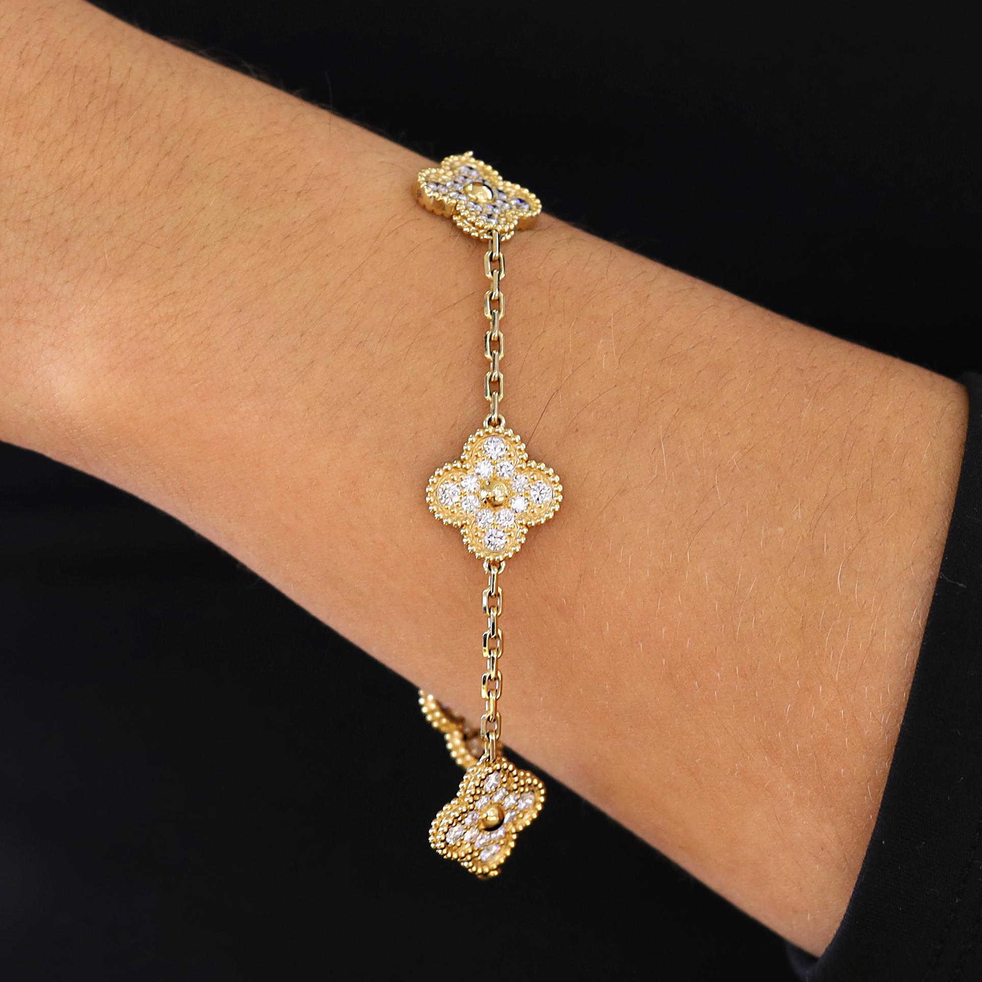 Una pulsera clásica vintage Van Cleef & Arpels Alhambra de 5 diamantes en oro amarillo de 18 quilates. La elegancia atemporal de los bordes de cuentas y las formas de trébol, un elemento básico de VCA desde 1968. Adornado con 60 diamantes redondos