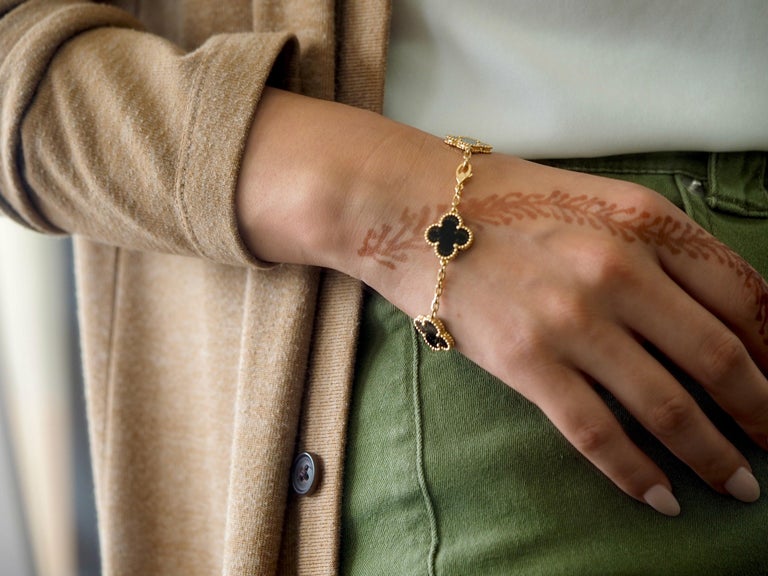 5 Motifs Vintage Alhambra Bracelet on Small Wrist