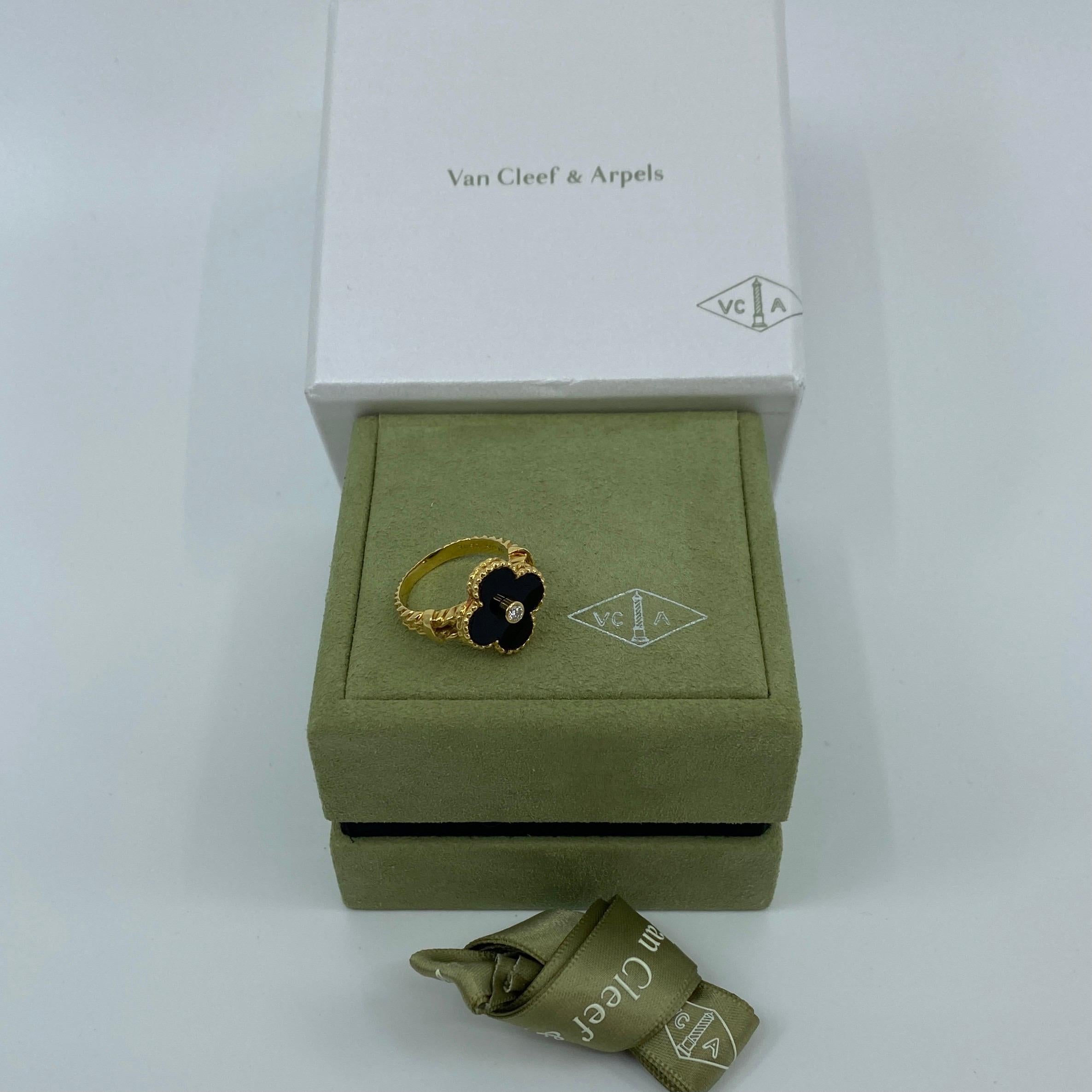 Vintage Van Cleef & Arpels Alhambra Onyx & Diamond Flower 18 Karat Gold Ring 4