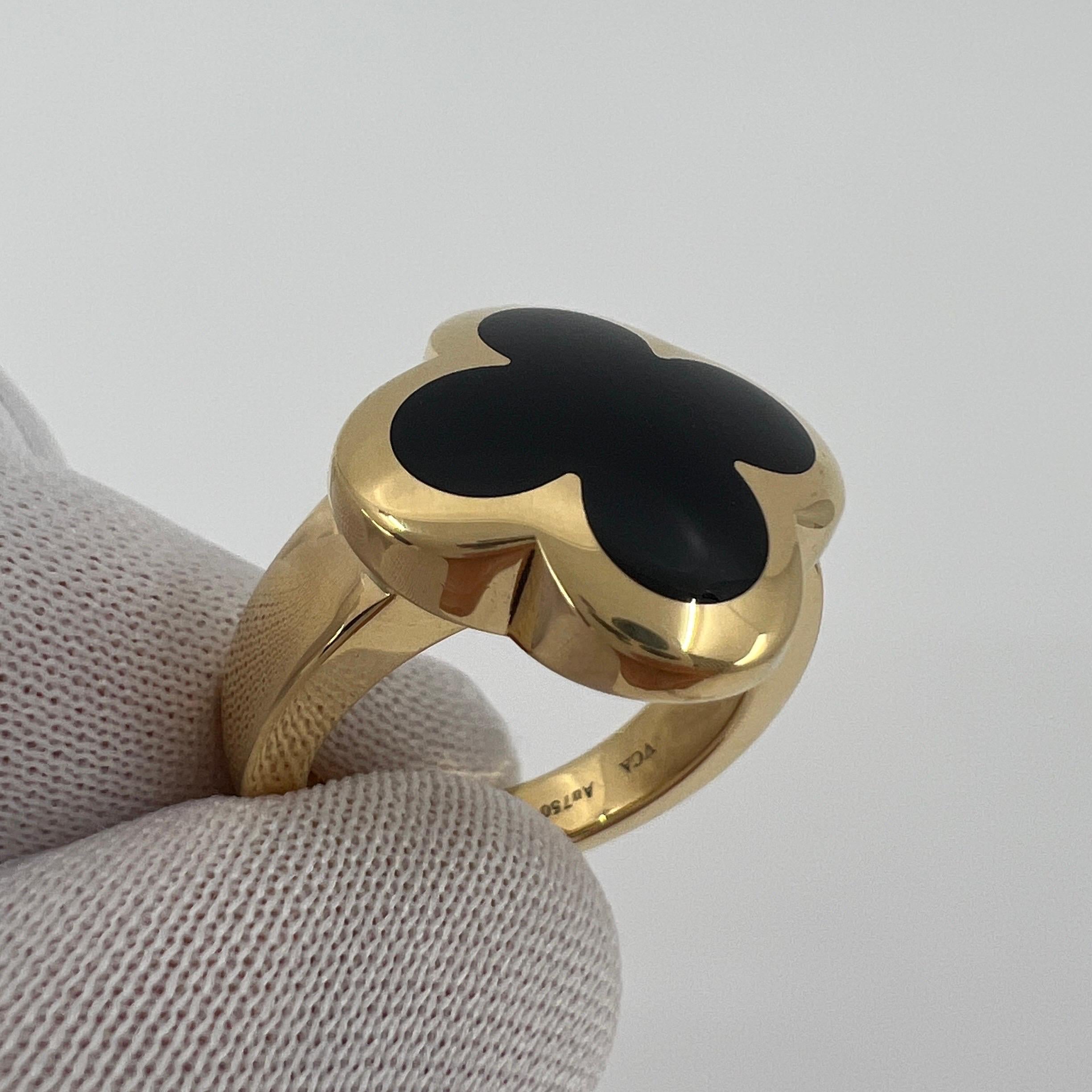 Vintage Van Cleef & Arpels Pure Alhambra Onyx Flower 18k Yellow Gold Ring For Sale 2