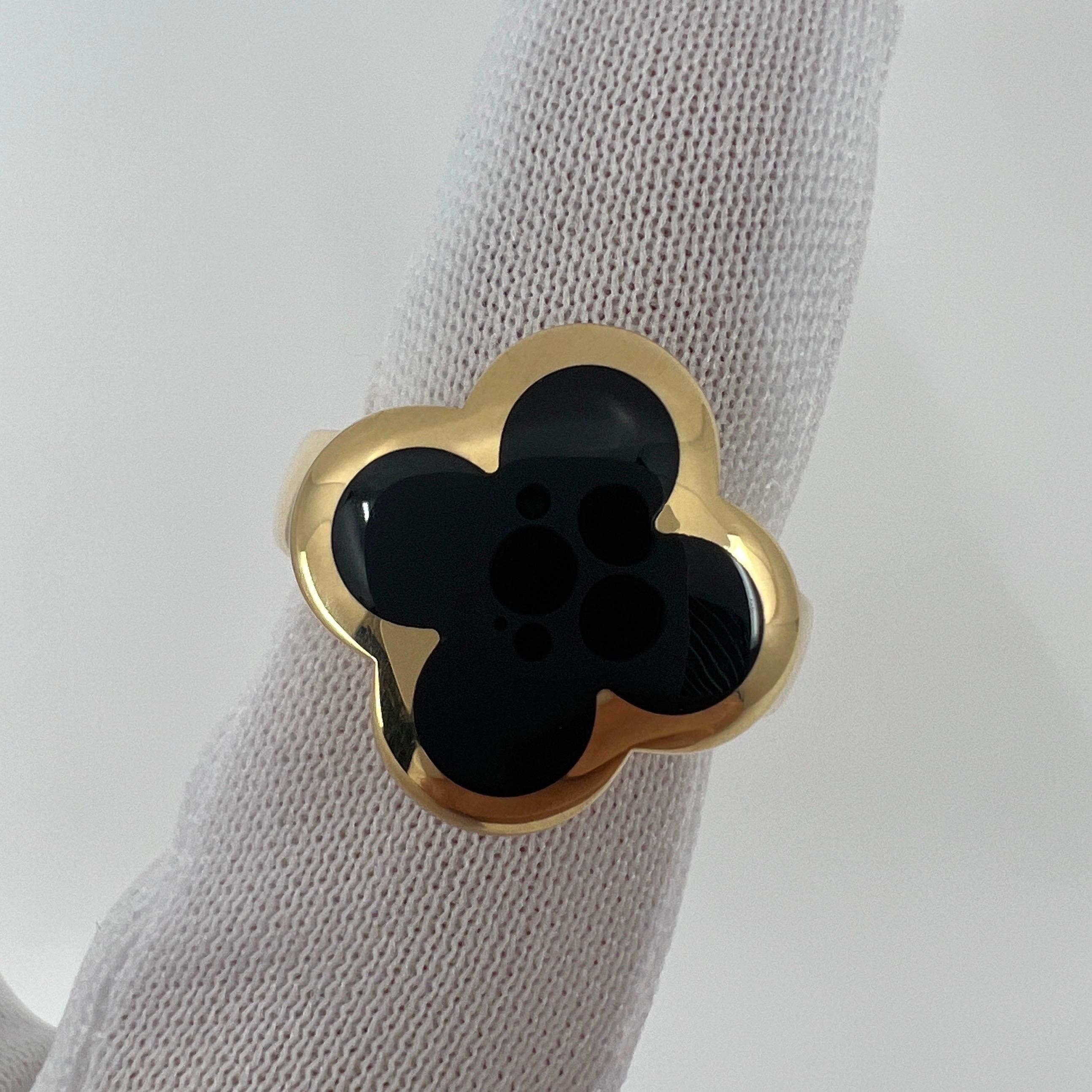 Vintage Van Cleef & Arpels Pure Alhambra Onyx Flower 18k Yellow Gold Ring For Sale 3