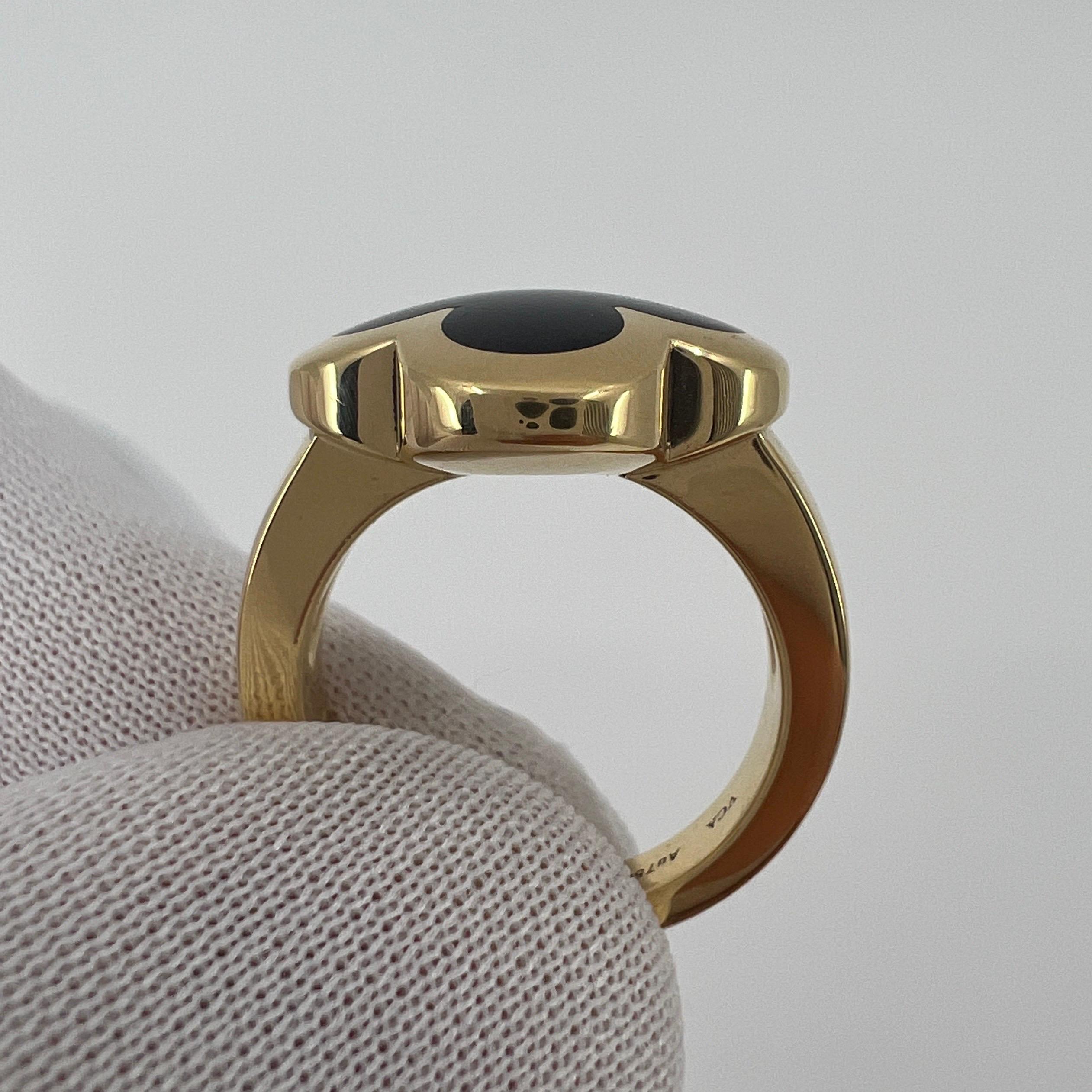 Round Cut Vintage Van Cleef & Arpels Pure Alhambra Onyx Flower 18k Yellow Gold Ring For Sale