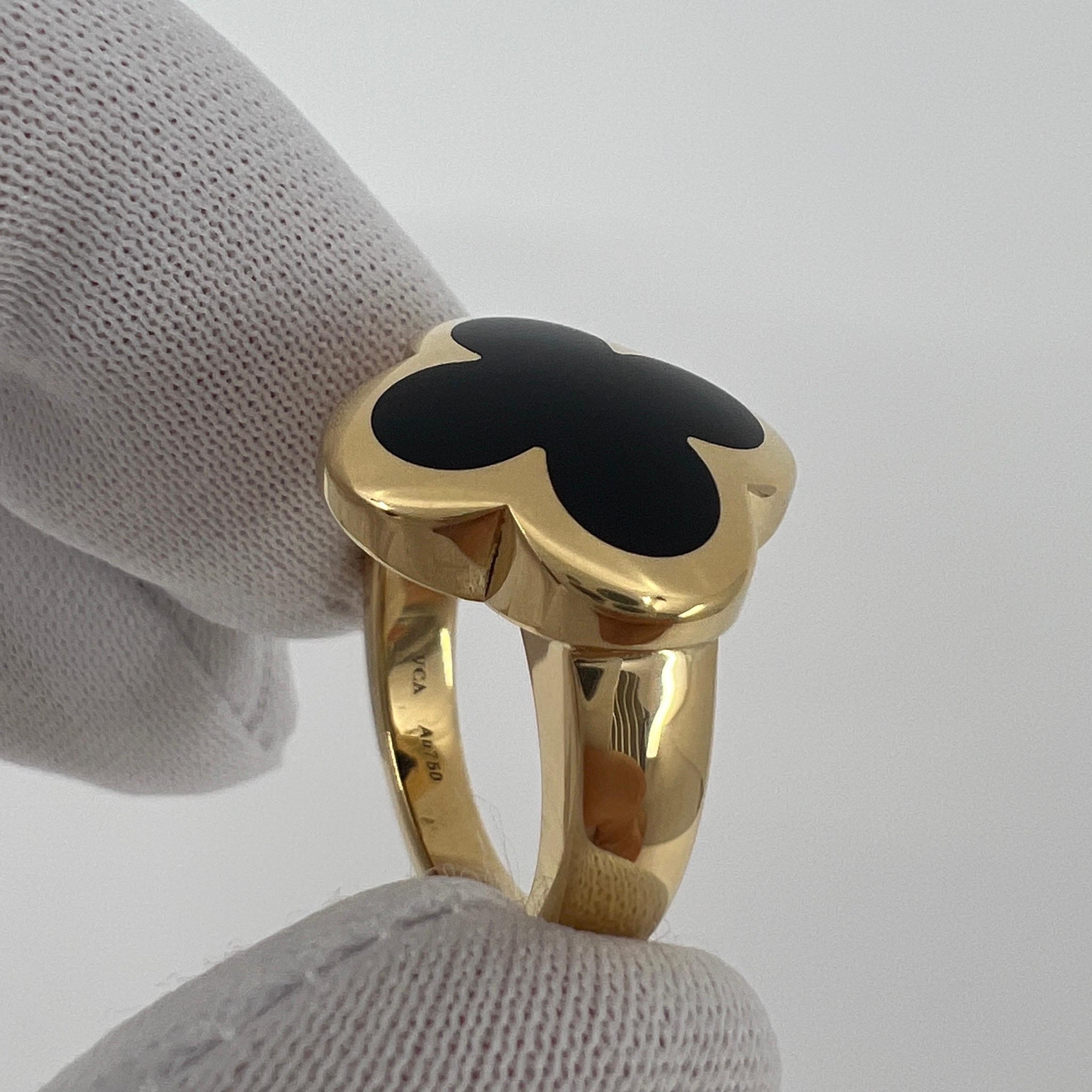 Vintage Van Cleef & Arpels Pure Alhambra Onyx Flower 18k Yellow Gold Ring In Excellent Condition For Sale In Birmingham, GB