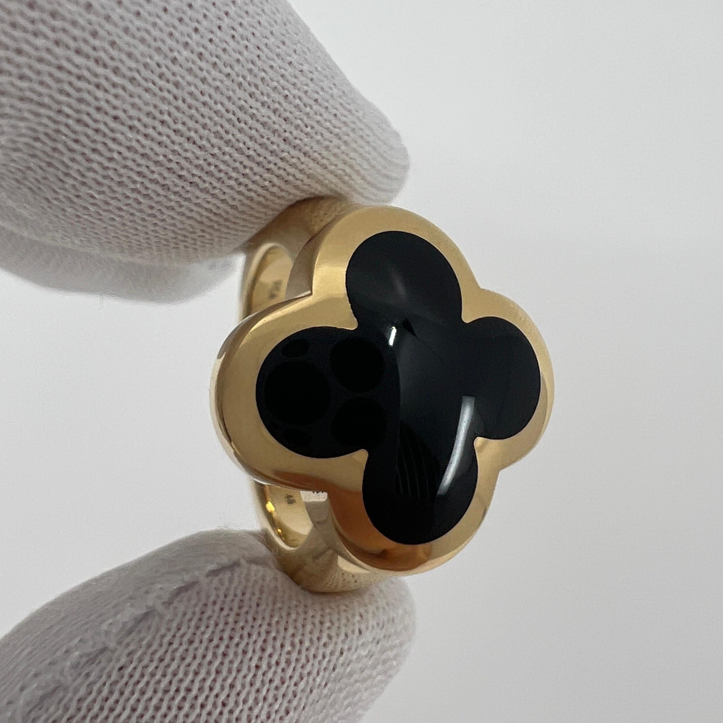 Vintage Van Cleef & Arpels Pure Alhambra Onyx Flower 18k Yellow Gold Ring For Sale 1