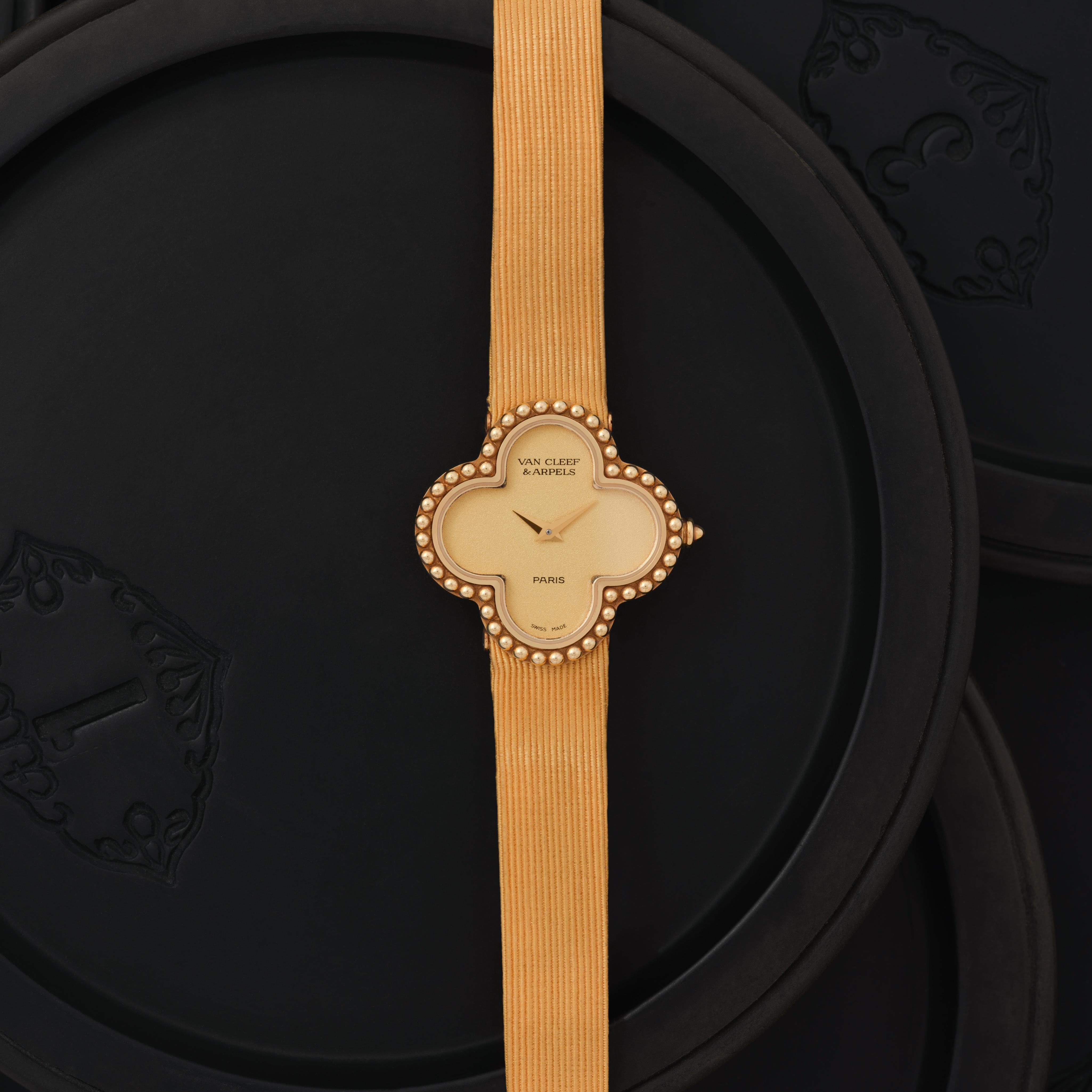 Vintage Van Cleef & Arpels Alhambra Model 129974 18k Yellow Gold 25mm Gold Dial, Quartz Movement, Made in France and Switzerland

Fabricant : Van Cleef & Arpels
Modèle : Alhambra 129974
Année : 1990
MATERIAL : Or jaune 18K
Cadran : or
Dimensions du