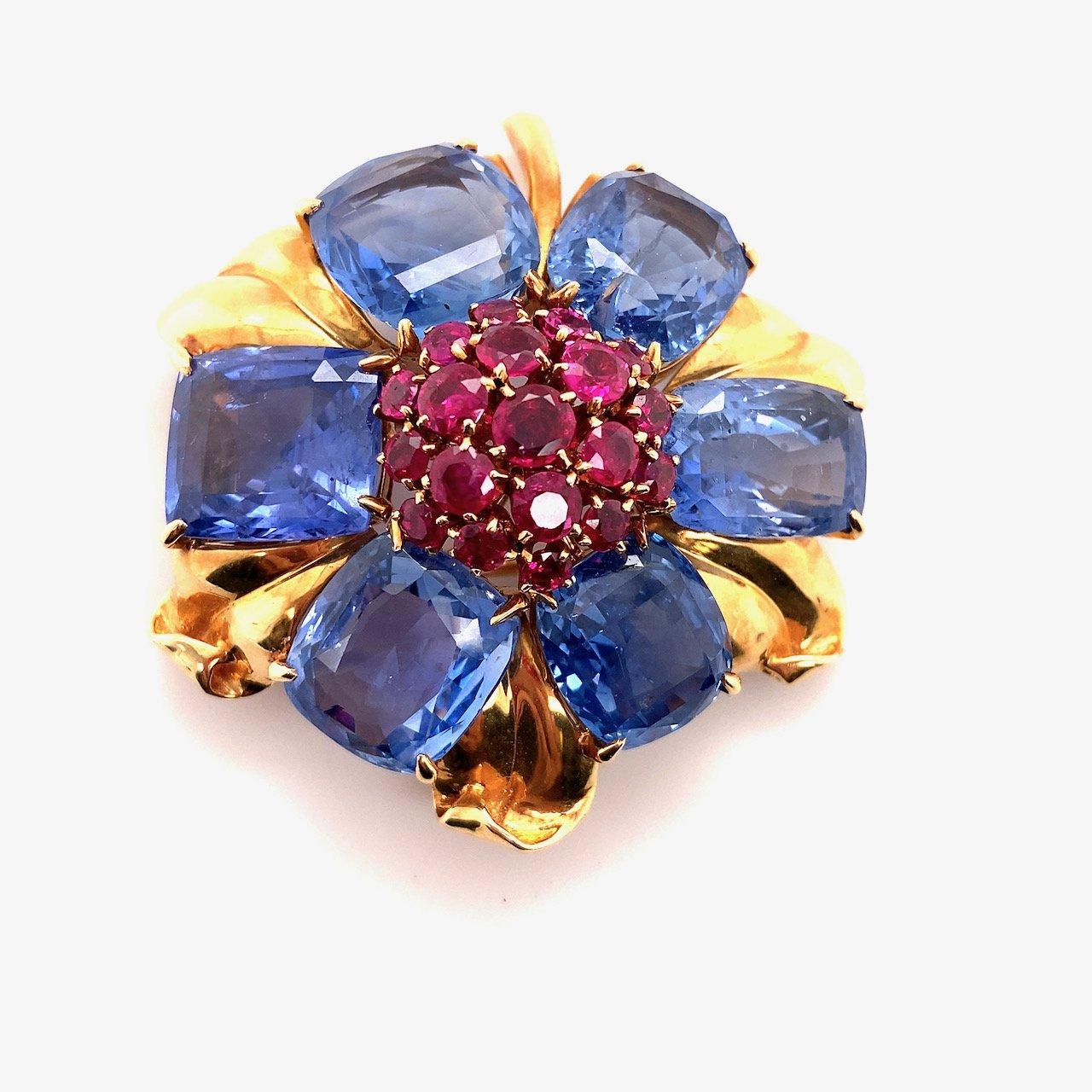 This vintage Van Cleef & Arpels floral motif brooch dates from the Retro era of the 1940’s. The brooch is signed 'VCA' and includes a Guild Laboratories certificate. This stunning brooch is crafted in 18KT yellow gold and features six natural