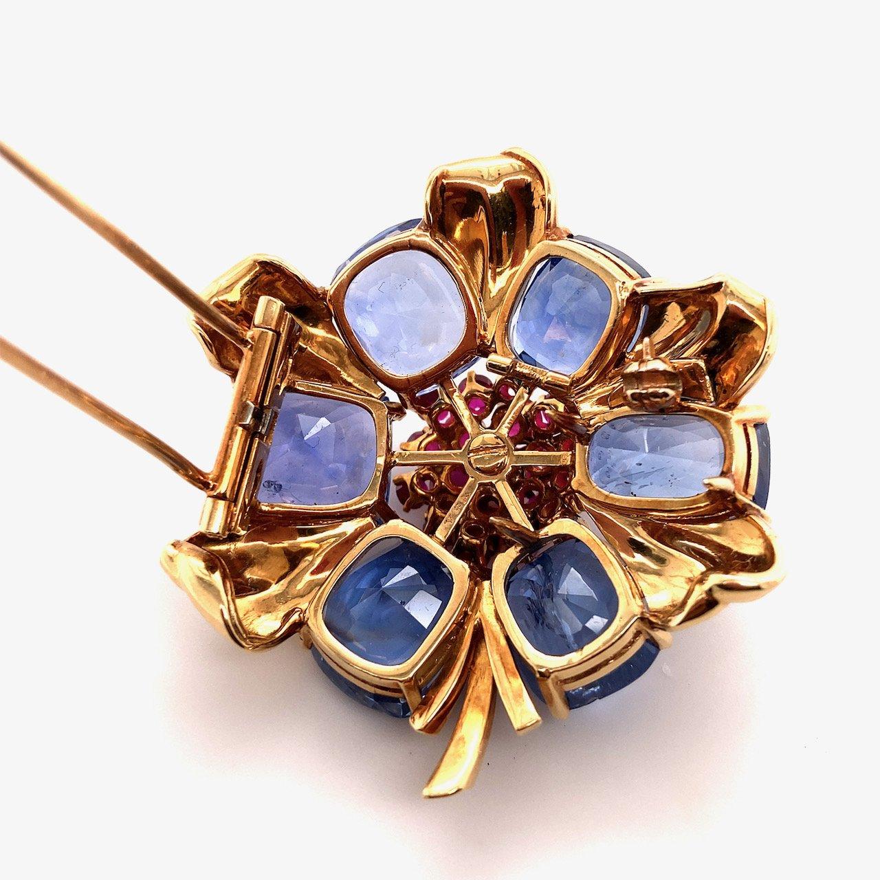 Vintage Van Cleef & Arpels Blue Sapphire & Ruby Brooch, 18KT Yellow Gold In Good Condition For Sale In Los Angeles, CA