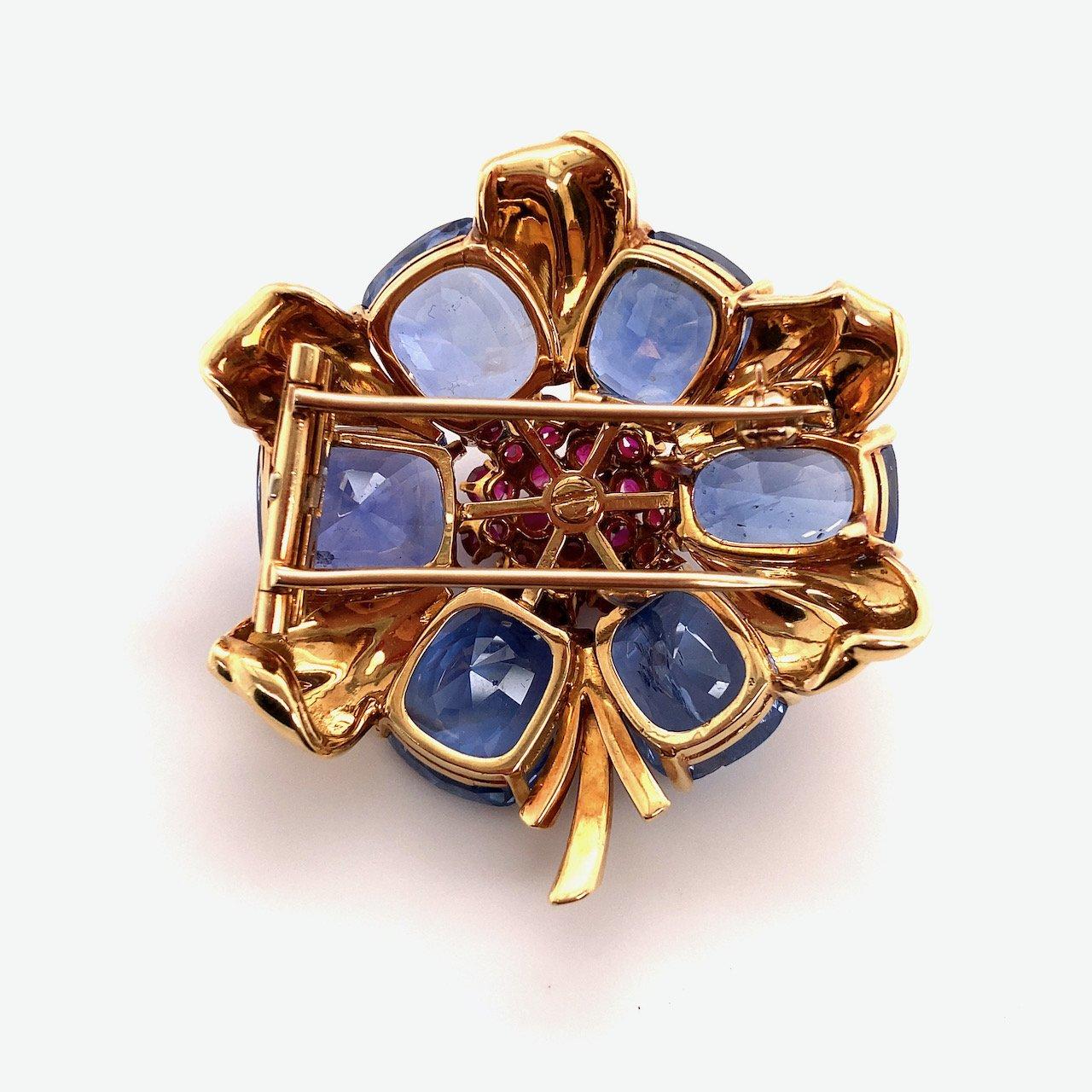 Vintage Van Cleef & Arpels Blue Sapphire & Ruby Brooch, 18KT Yellow Gold For Sale 3