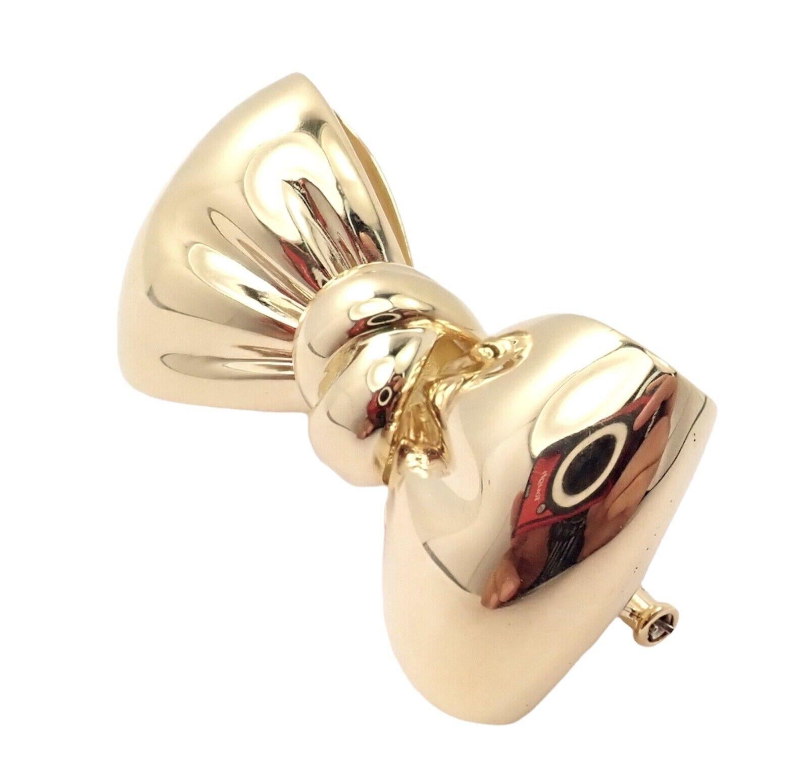 18k Yellow Gold Bow Design Vintage Brooch Pin by Van Cleef & Arpels.
Details: 
Weight: 26 grams
Measurements: 43mm x 22mm
Stamped Hallmarks: VCA 750 DR01.00YG 36
*Free Shipping within the United States*
YOUR PRICE: $6,000
T2913orrd