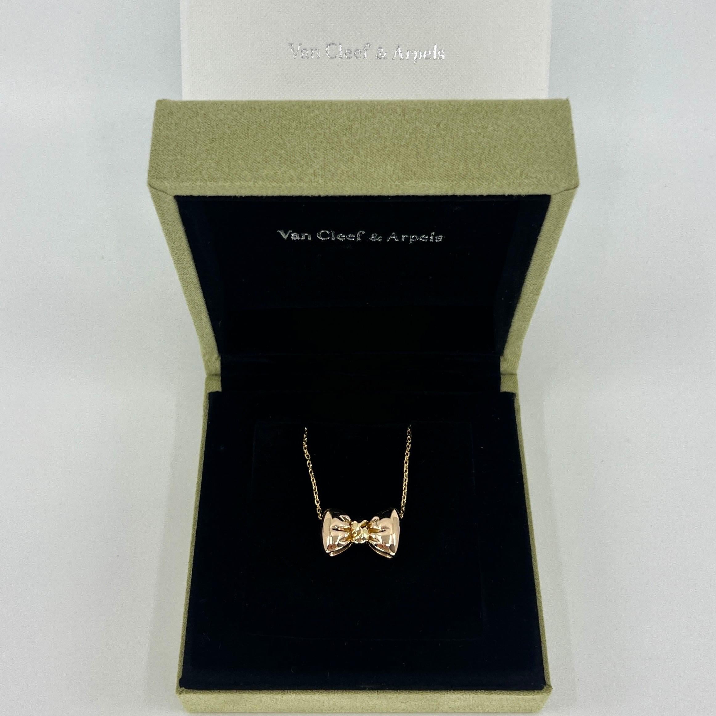 Rare Vintage Van Cleef & Arpels 18k Yellow And Rose Gold Ribbon Bow Pendant Necklace.

A stunning necklace with a unique design typical of Van Cleef & Arpels featuring a classic ribbon bow-tie motif in subtle mixed metal 18k gold.

The piece is