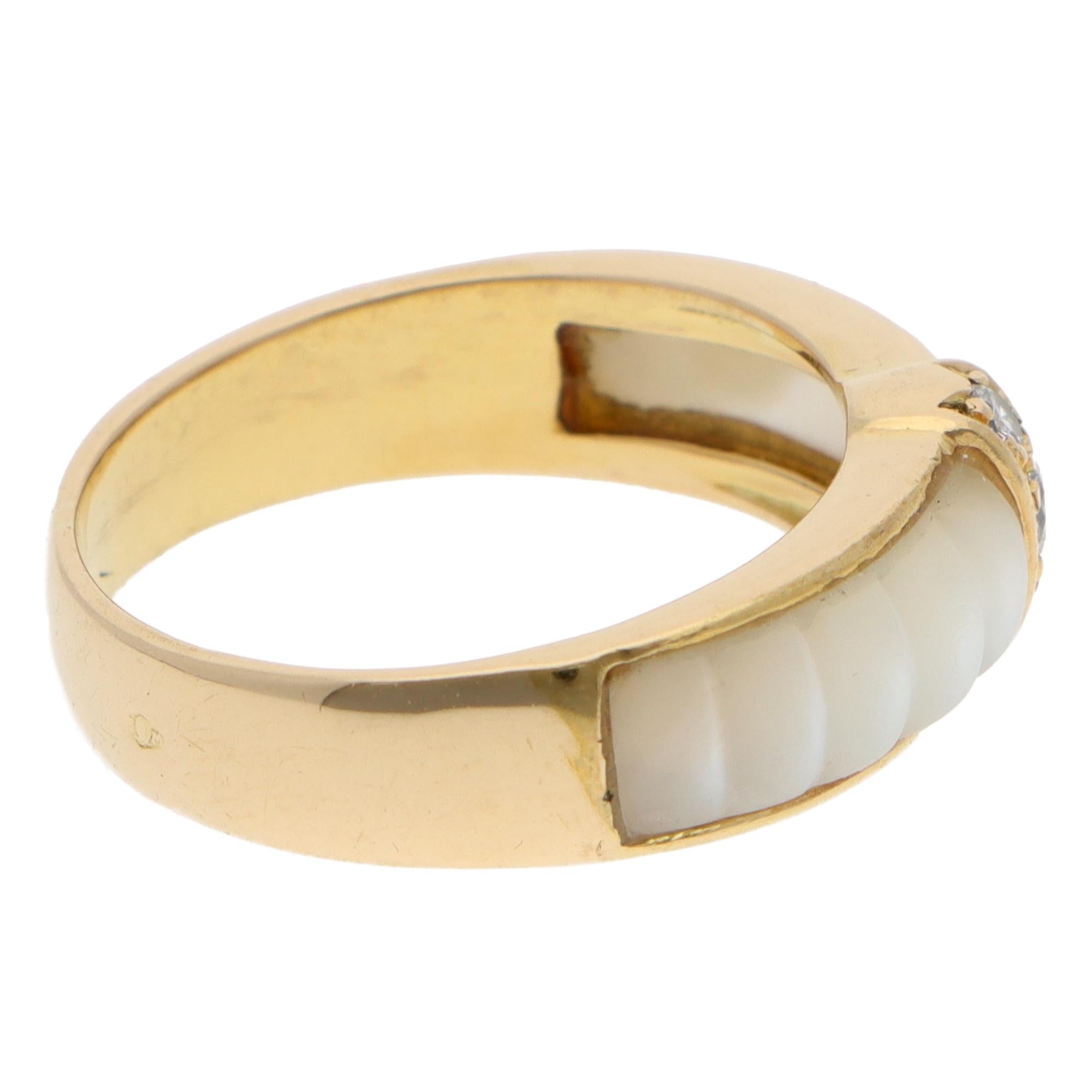 Taille brillant Van Cleef & Arpels, bague vintage en or jaune avec diamants et coquillage blanc en vente