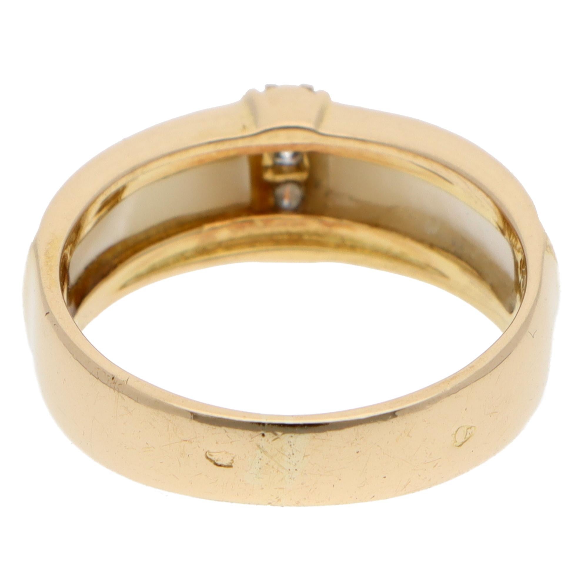 Van Cleef & Arpels, bague vintage en or jaune avec diamants et coquillage blanc Bon état - En vente à London, GB