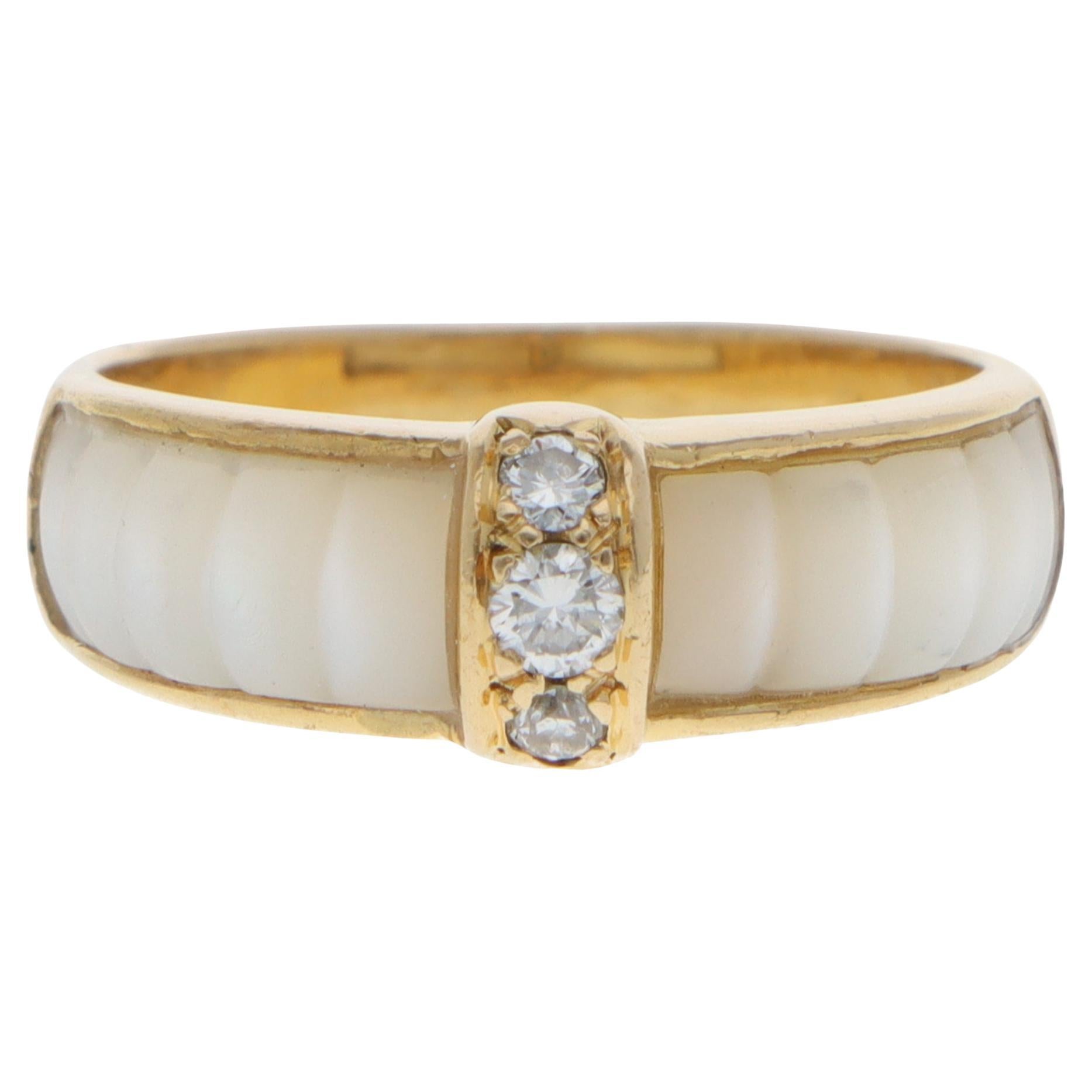 Van Cleef & Arpels: Gelbgoldring mit Diamant und weißer Muschel in Gelbgold