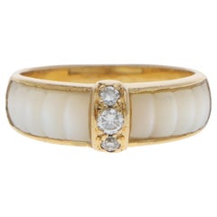 Van Cleef & Arpels: Gelbgoldring mit Diamant und weißer Muschel in Gelbgold
