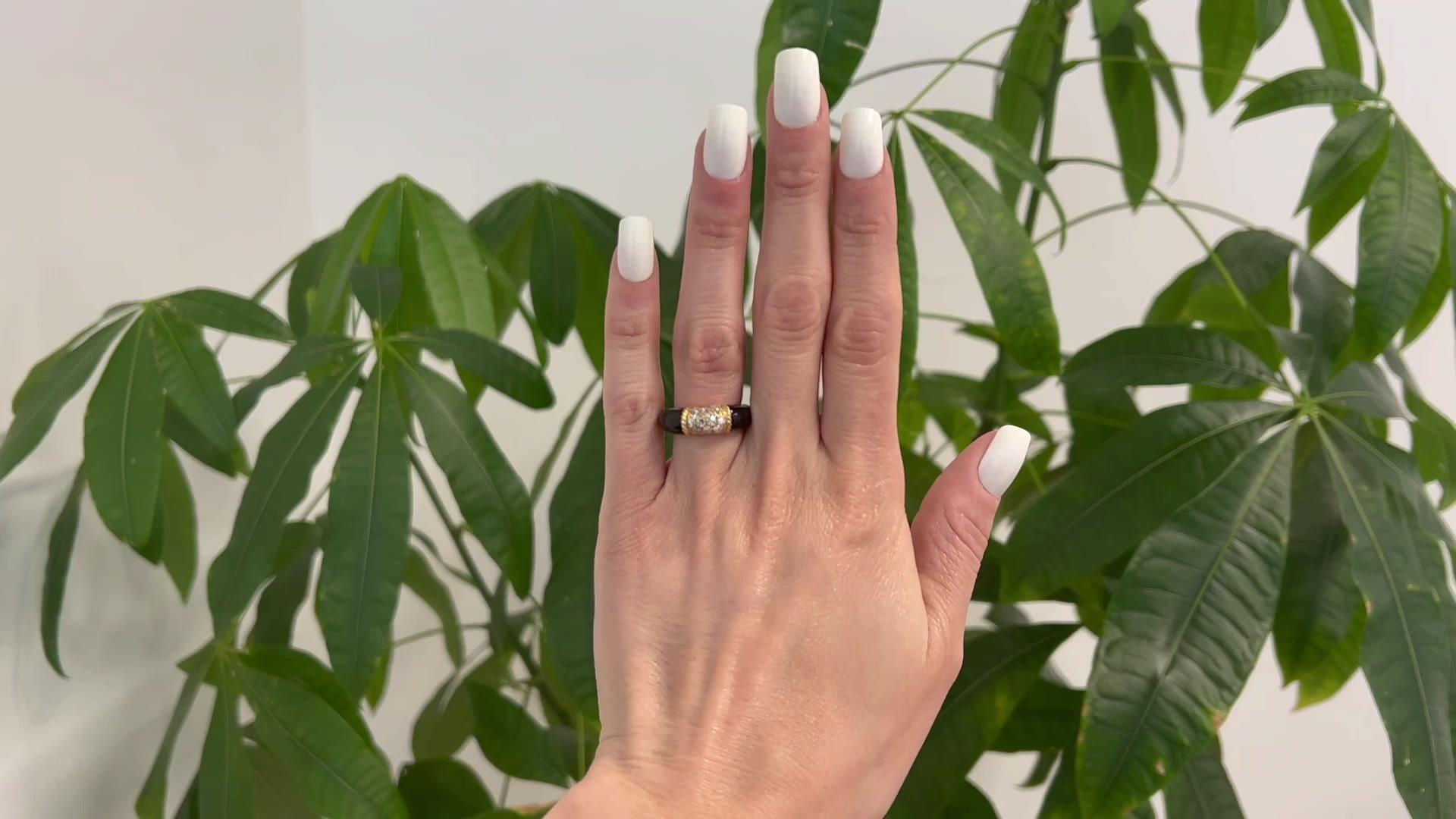 Ein Vintage Van Cleef & Arpels Diamant Onyx 18 Karat Gelbgold Philippine Ring. Mit 18 einzeln geschliffenen Diamanten mit einem Gesamtgewicht von ca. 0,85 Karat, eingestuft in Farbe D-E und Reinheit VVS. Gefertigt aus 18 Karat Gelbgold, signiert VCA